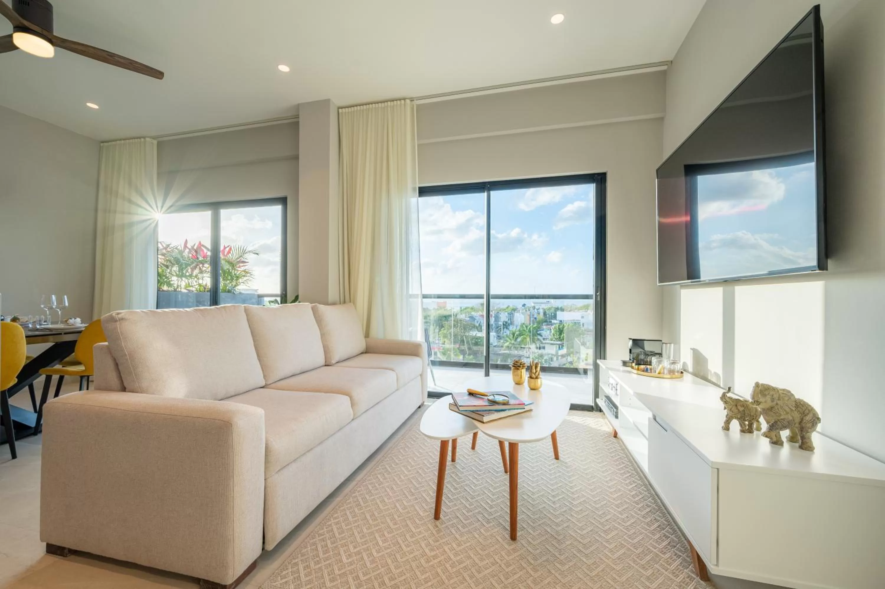 Communal lounge/ TV room in Kippal - Modern Oasis - ApartHotel