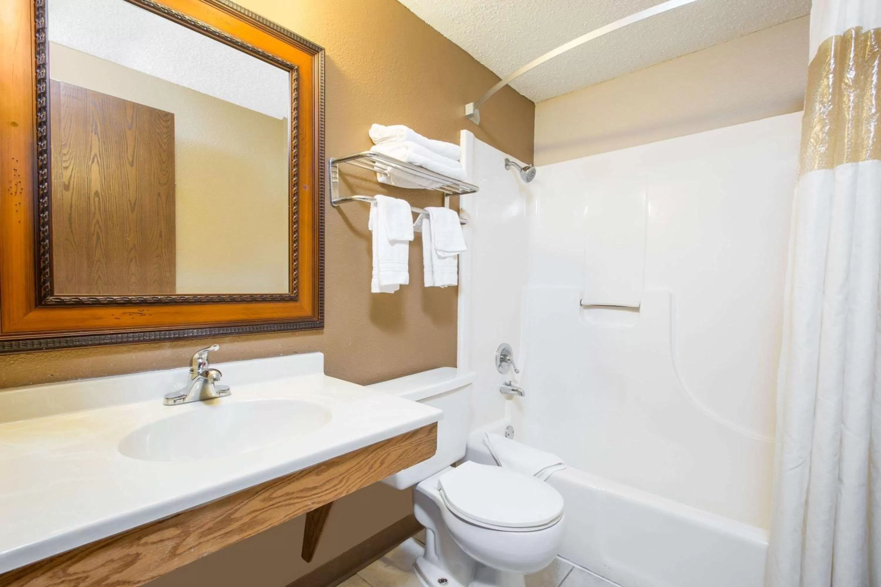 Bathroom in Super 8 by Wyndham Sioux City/Morningside Area