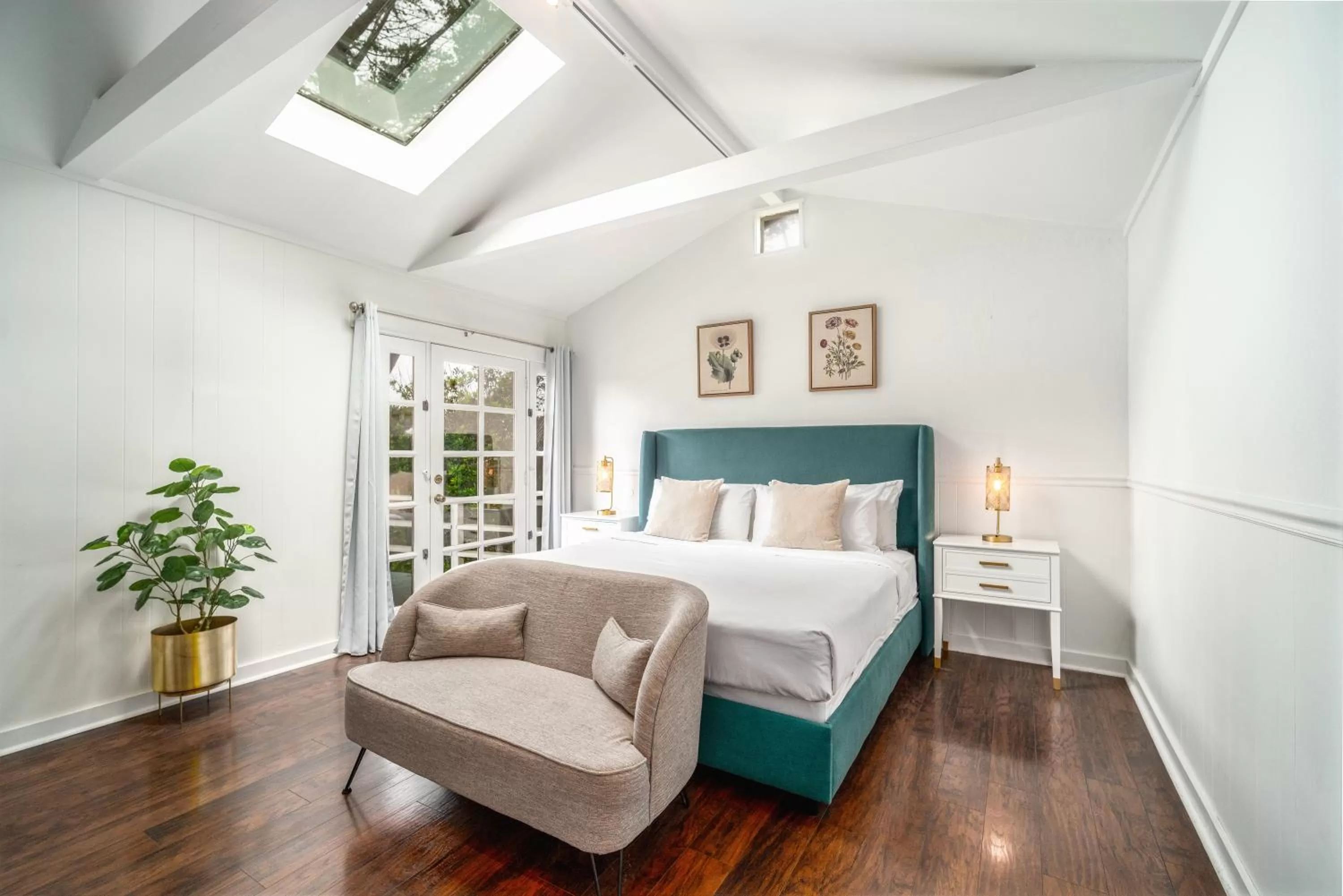 Living room, Bed in Agate Cove Inn