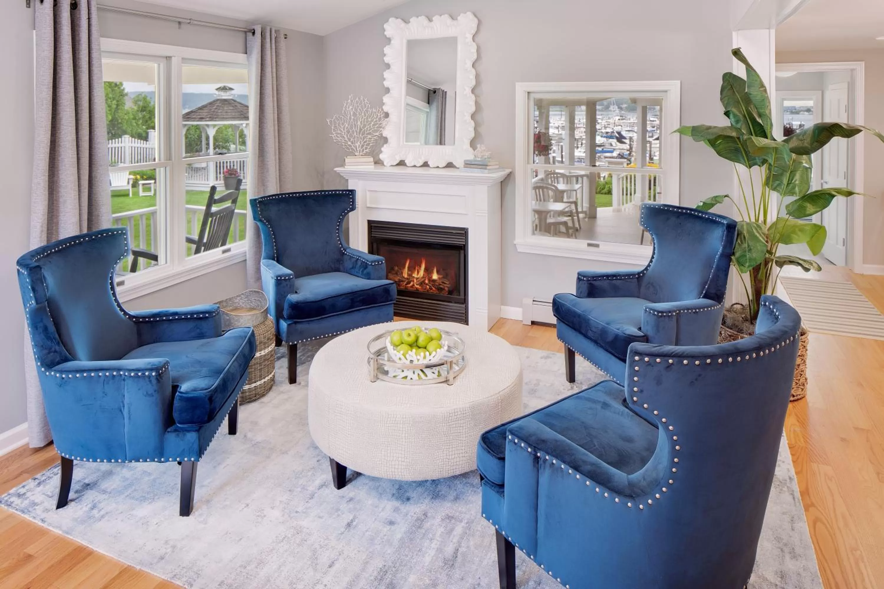 Seating Area in Inn at Harbor Hill Marina