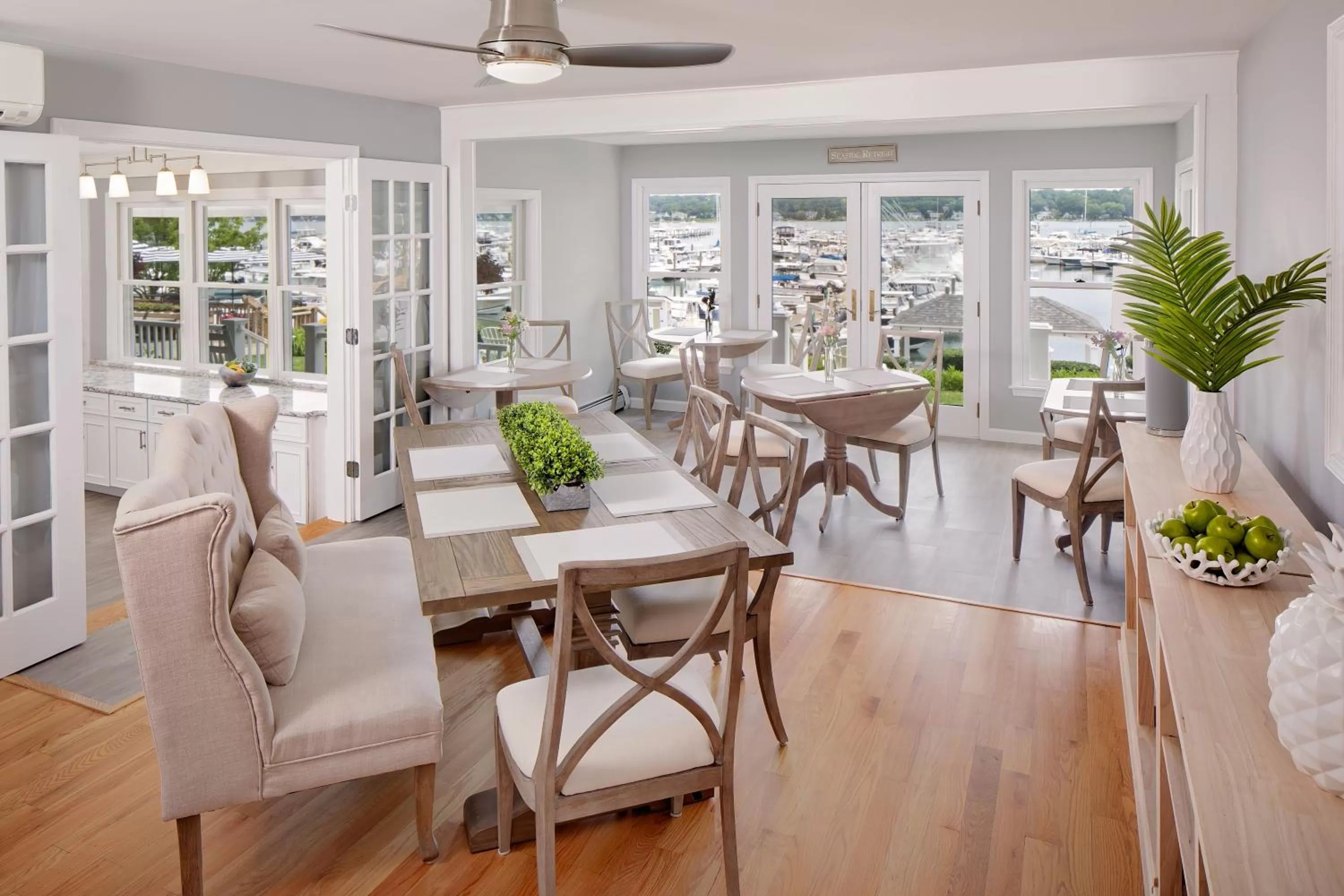 Restaurant/Places to Eat in Inn at Harbor Hill Marina