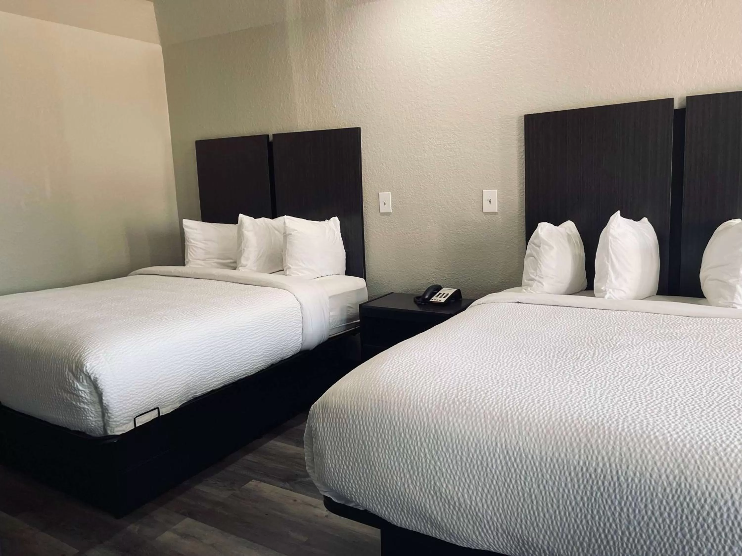 Photo of the whole room, Bed in Days Inn by Wyndham Dickinson TX