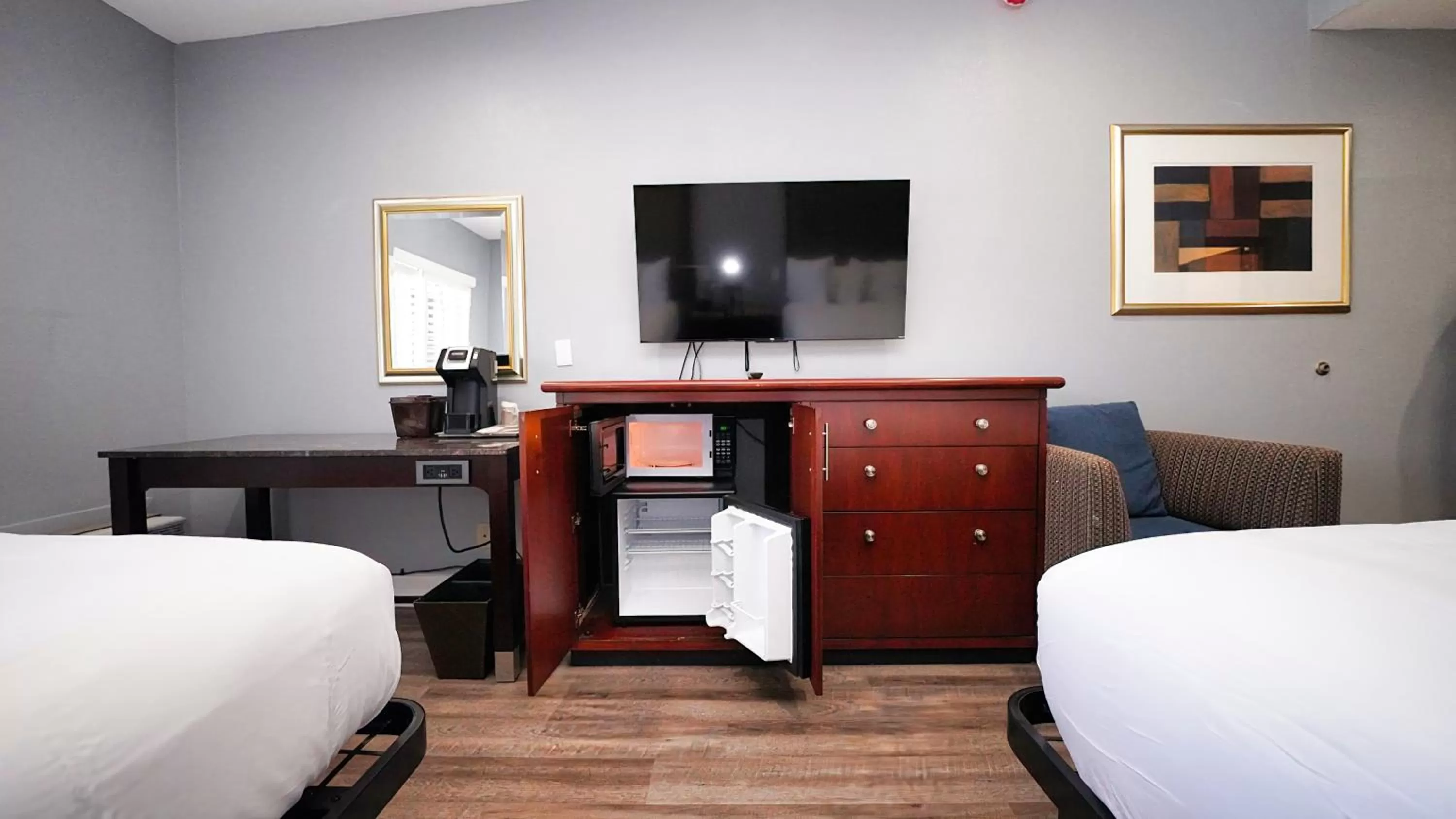 TV and multimedia, Bed in SeaSide Inn & Suites
