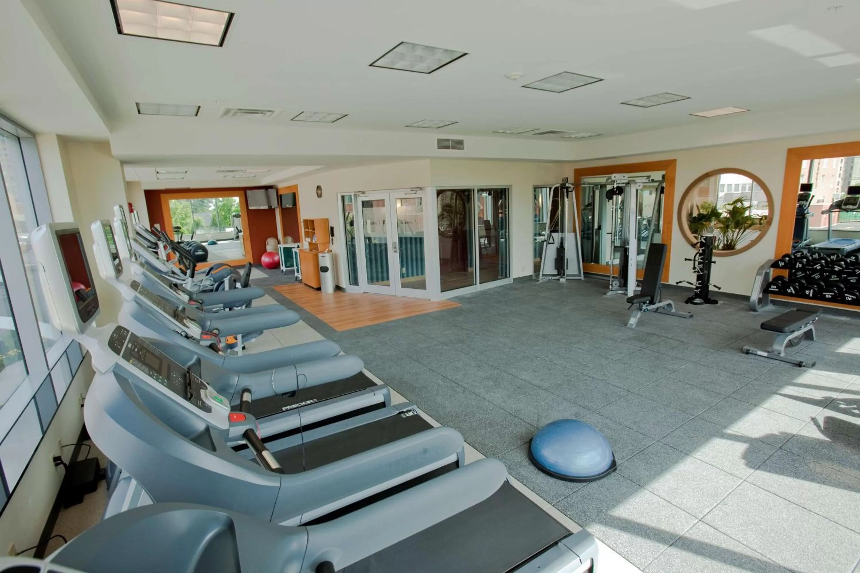 Fitness centre/facilities in Embassy Suites Buffalo