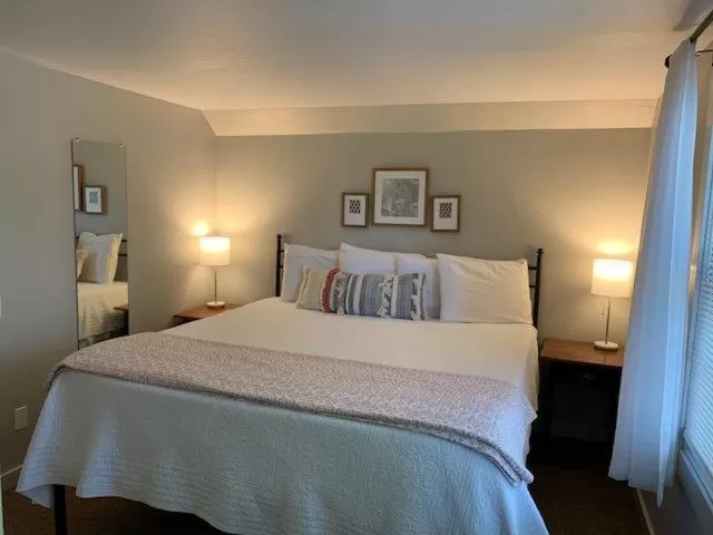 Bed in Cedar Court Inn