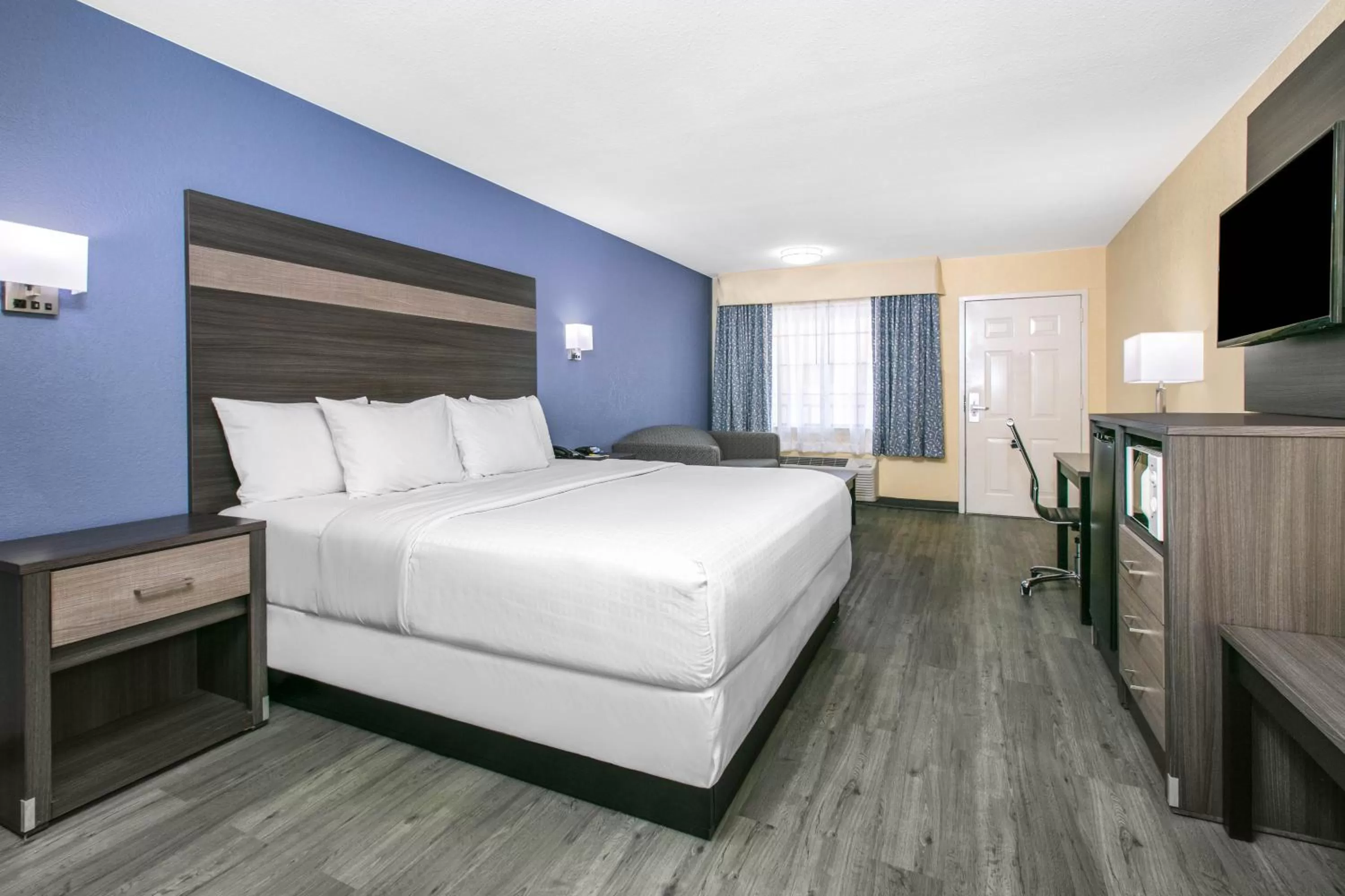 Bed in Days Inn by Wyndham Waco Near Downtown University