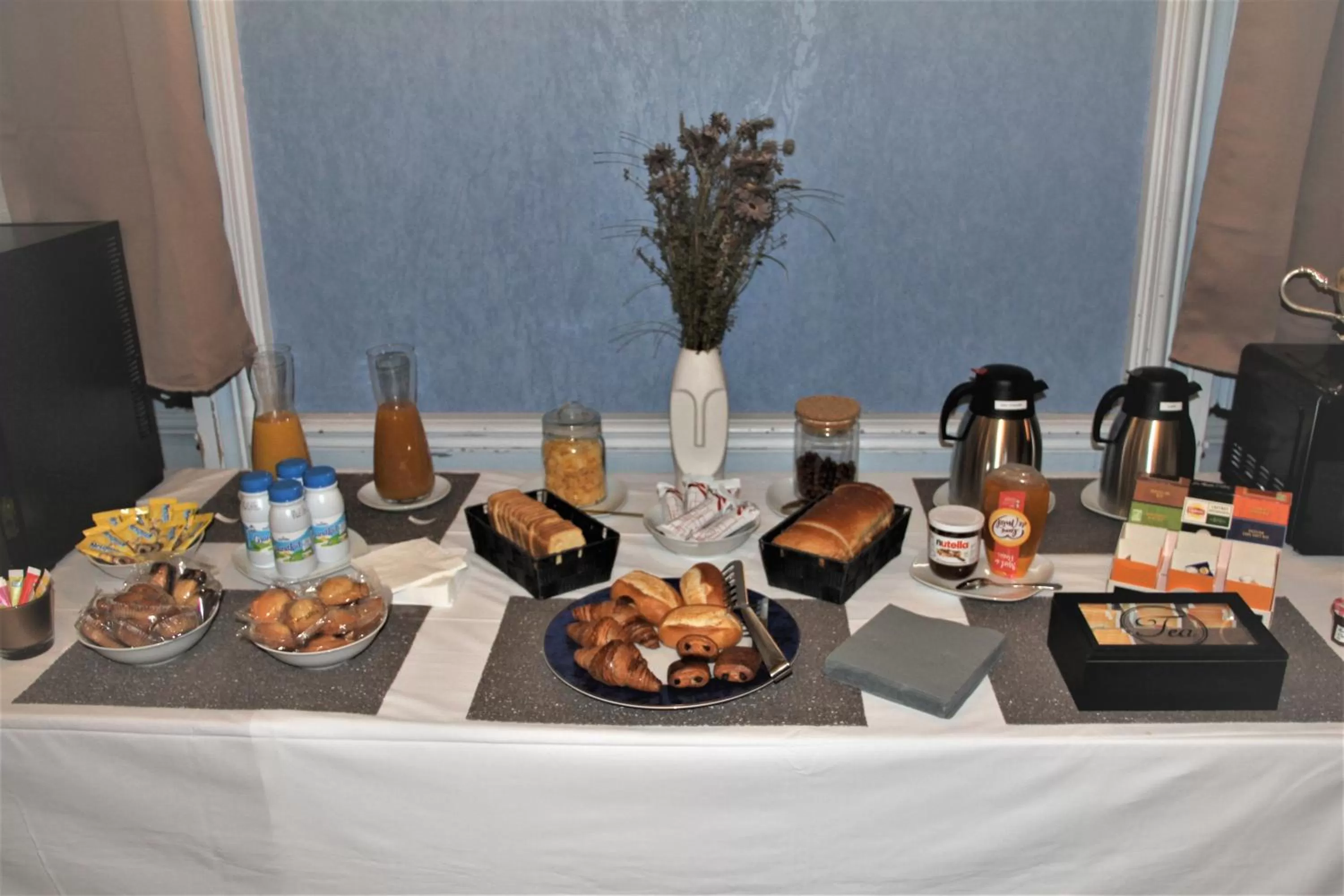 Buffet breakfast in Hôtel Particulier CHÂTEAU DES MARAIS Proximité et vue sur le Lac de Grand lieu