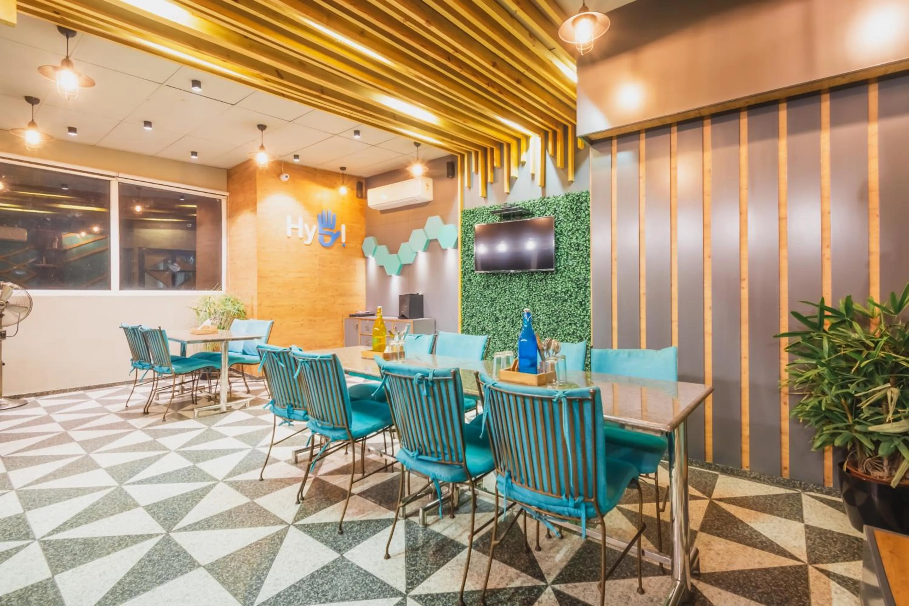 Restaurant/places to eat in Hotel Sunday Inn