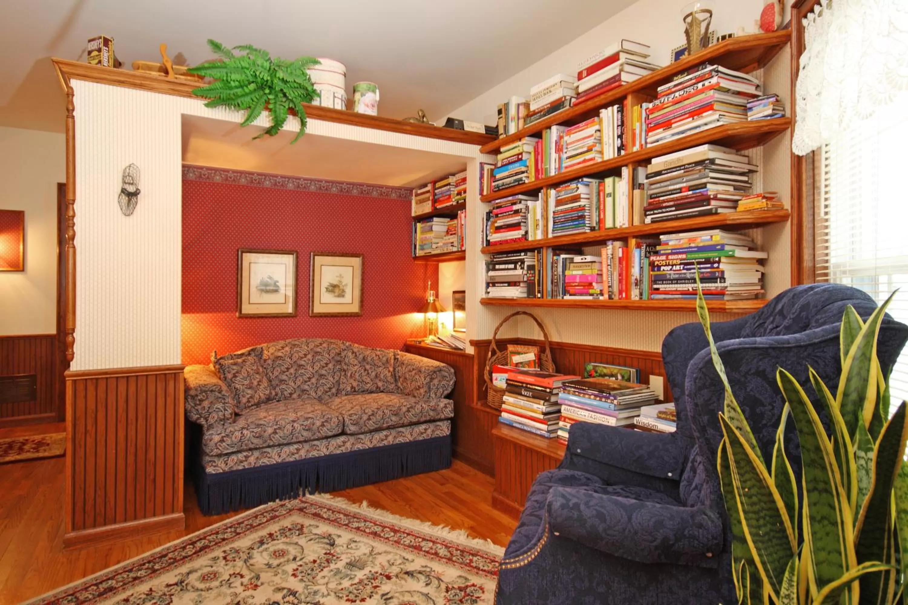 Library in Yelton Manor Bed and Breakfast