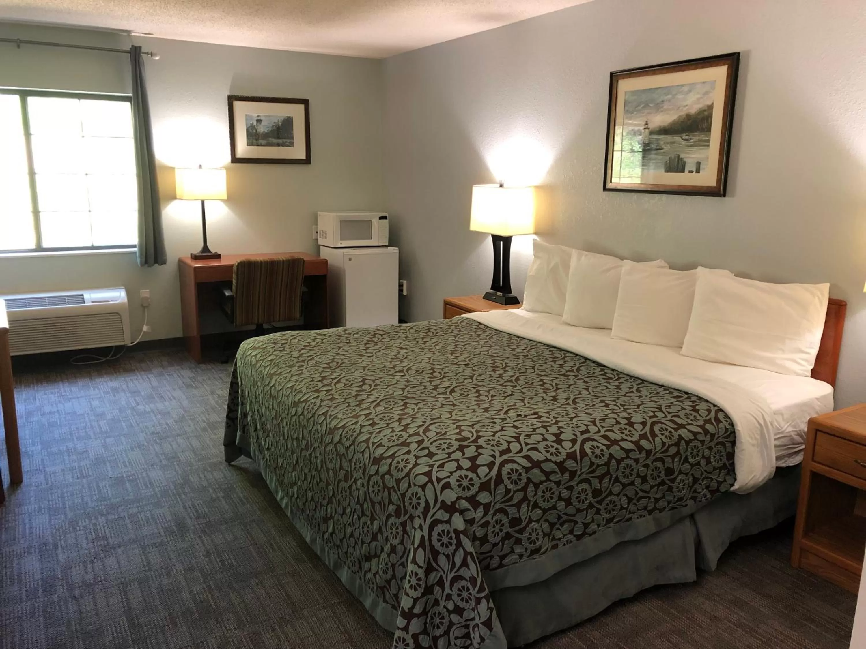 Bed in Days Inn by Wyndham Iron Mountain