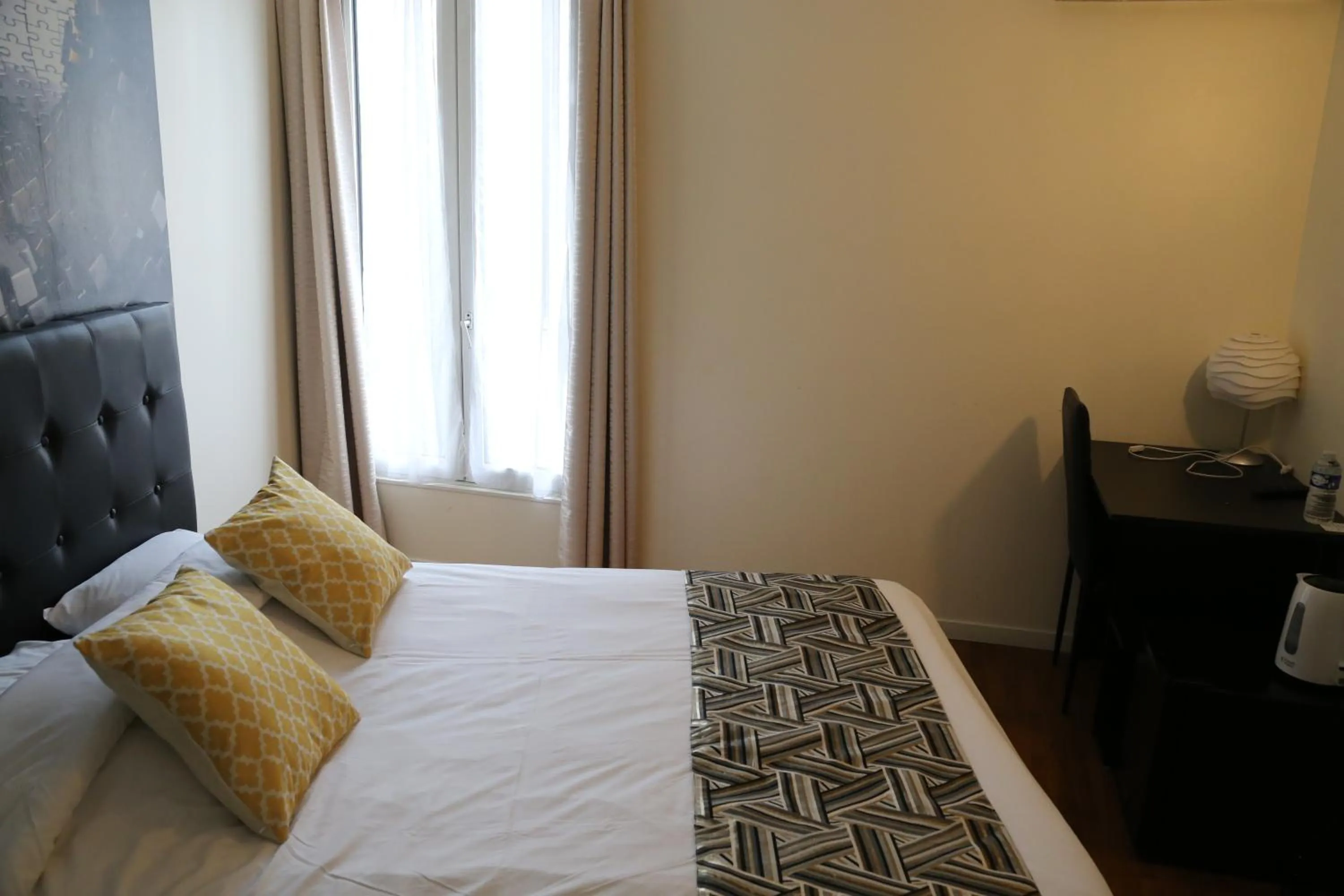 Bedroom, Bed in Hôtel Princesse Isabelle