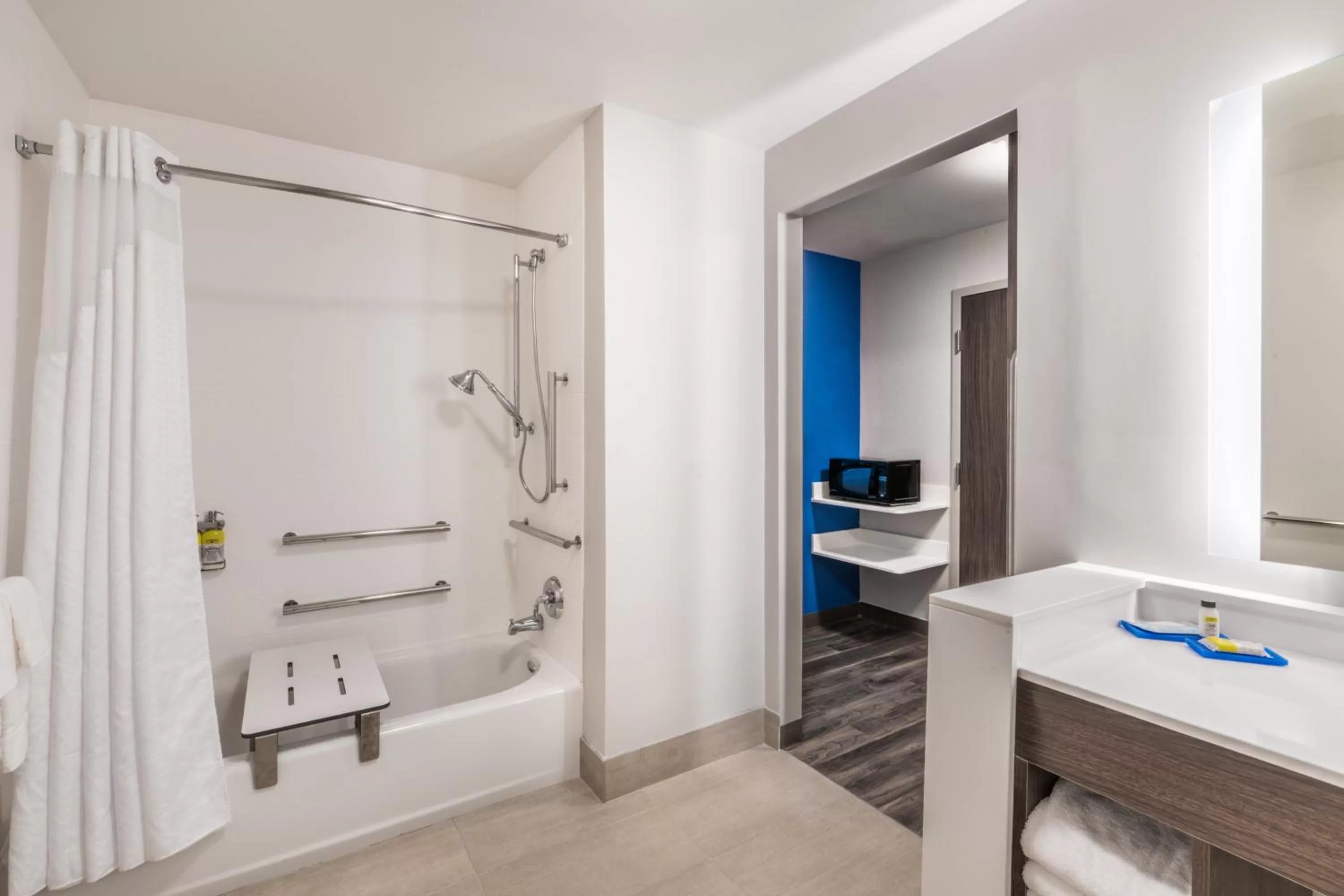 Bathroom in Holiday Inn Express & Suites Lake Havasu - London Bridge by IHG