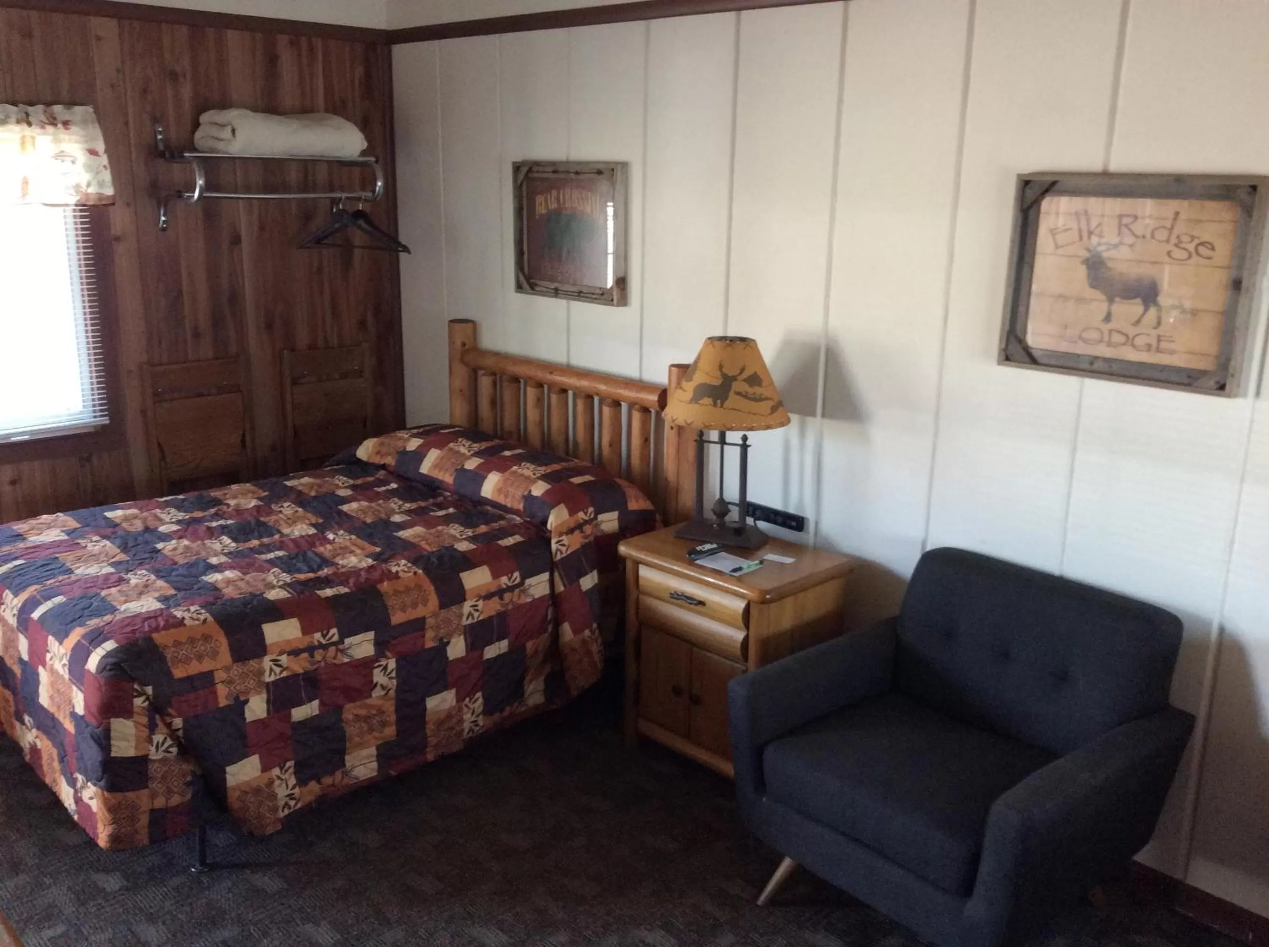 Bed in Olde Mill Inn of Clarkston