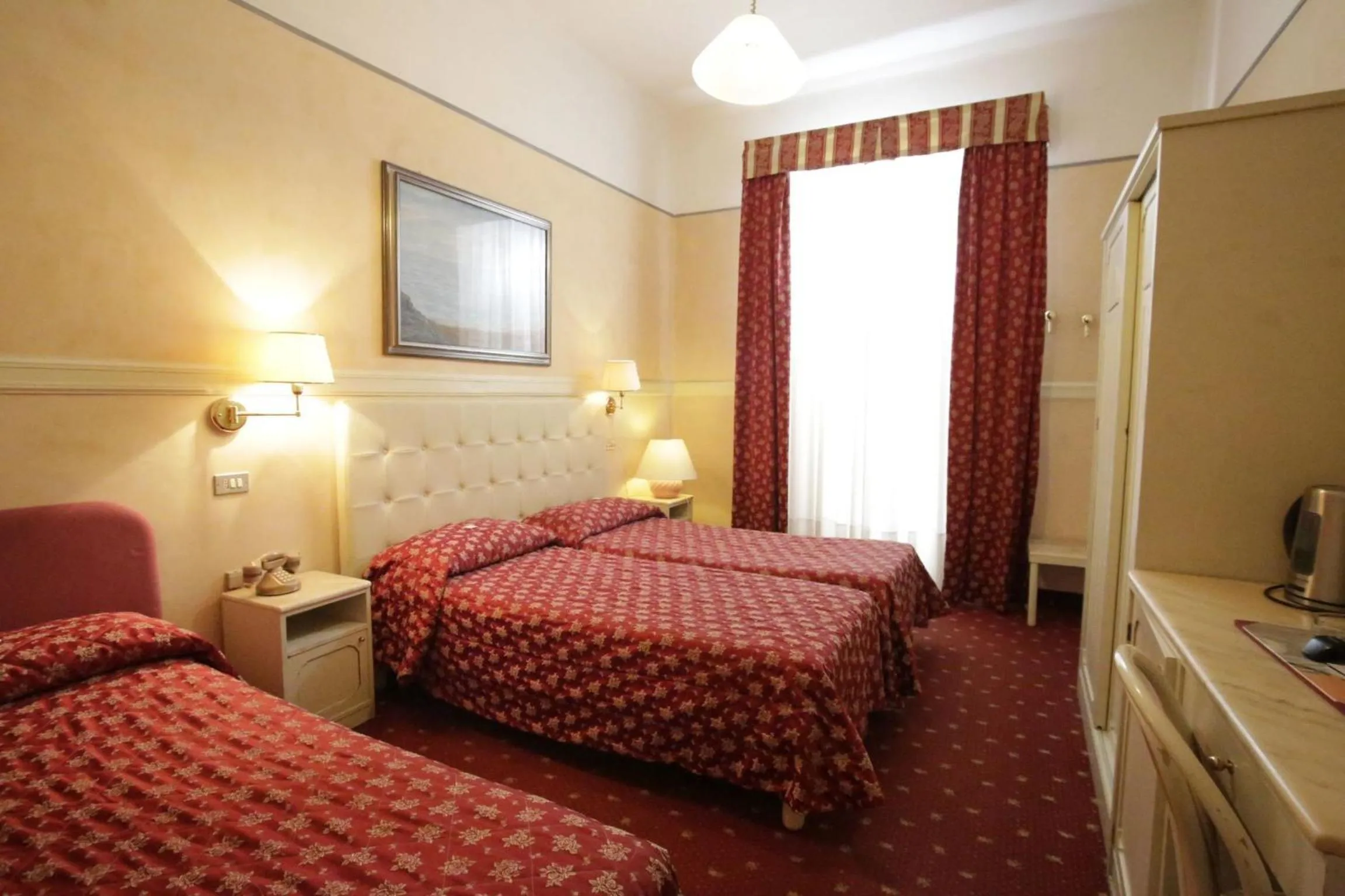 Photo of the whole room, Bed in Hotel Vienna Ostenda e Ristorante il Danubio