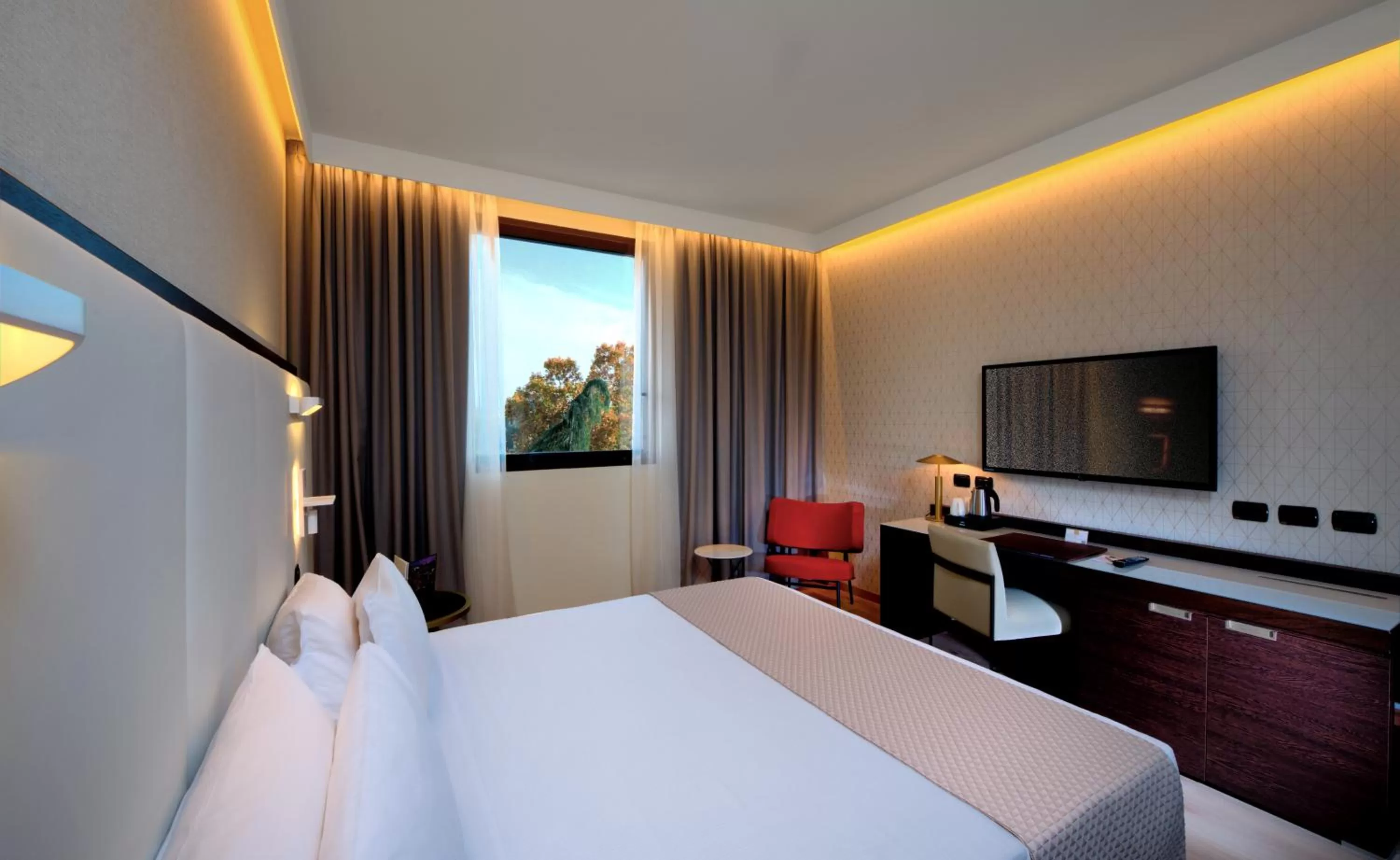 Shower, Bed in Savhotel Aemilia Bologna