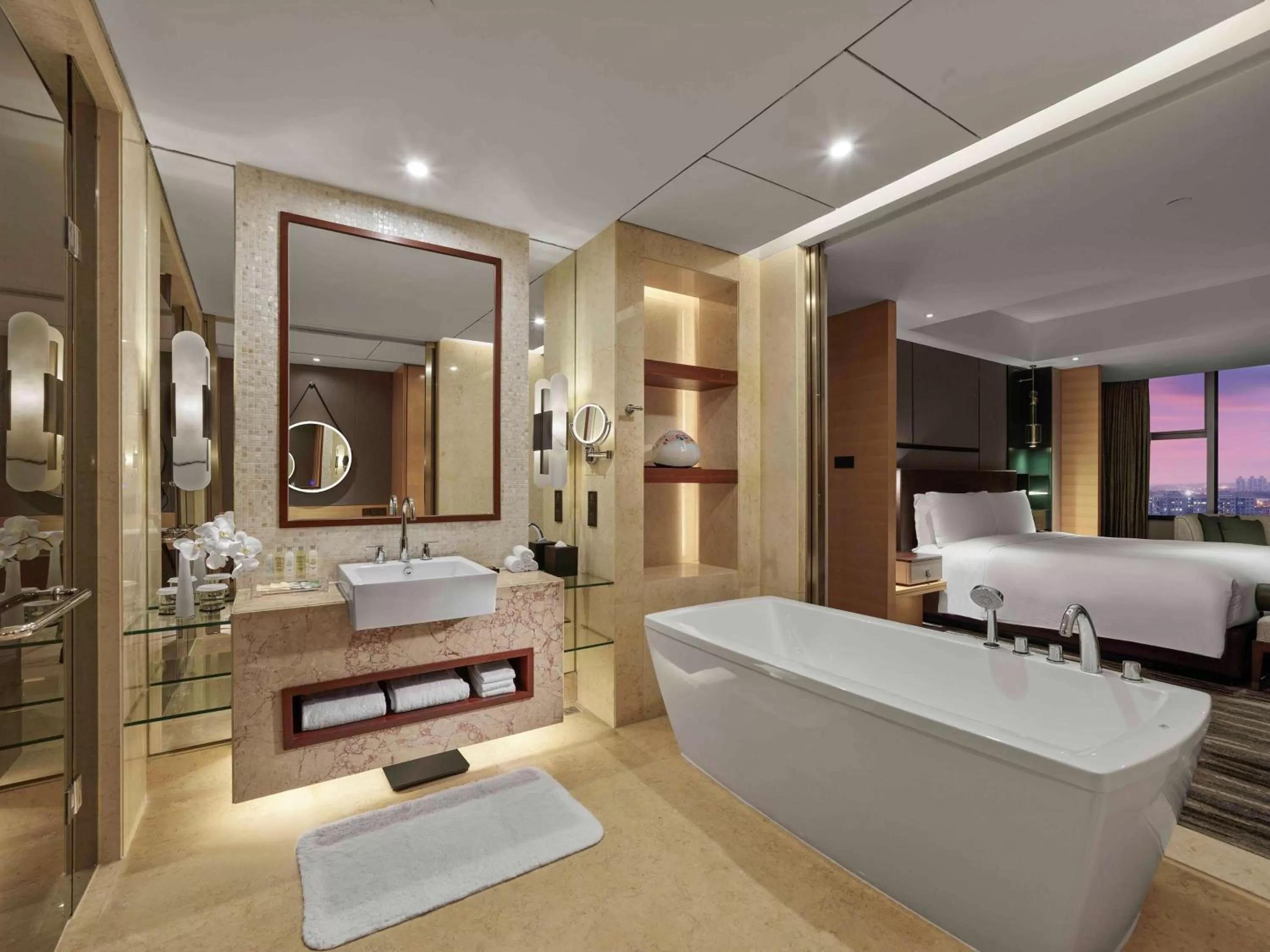 Bathroom, Bed in Hilton Shanghai Hongqiao