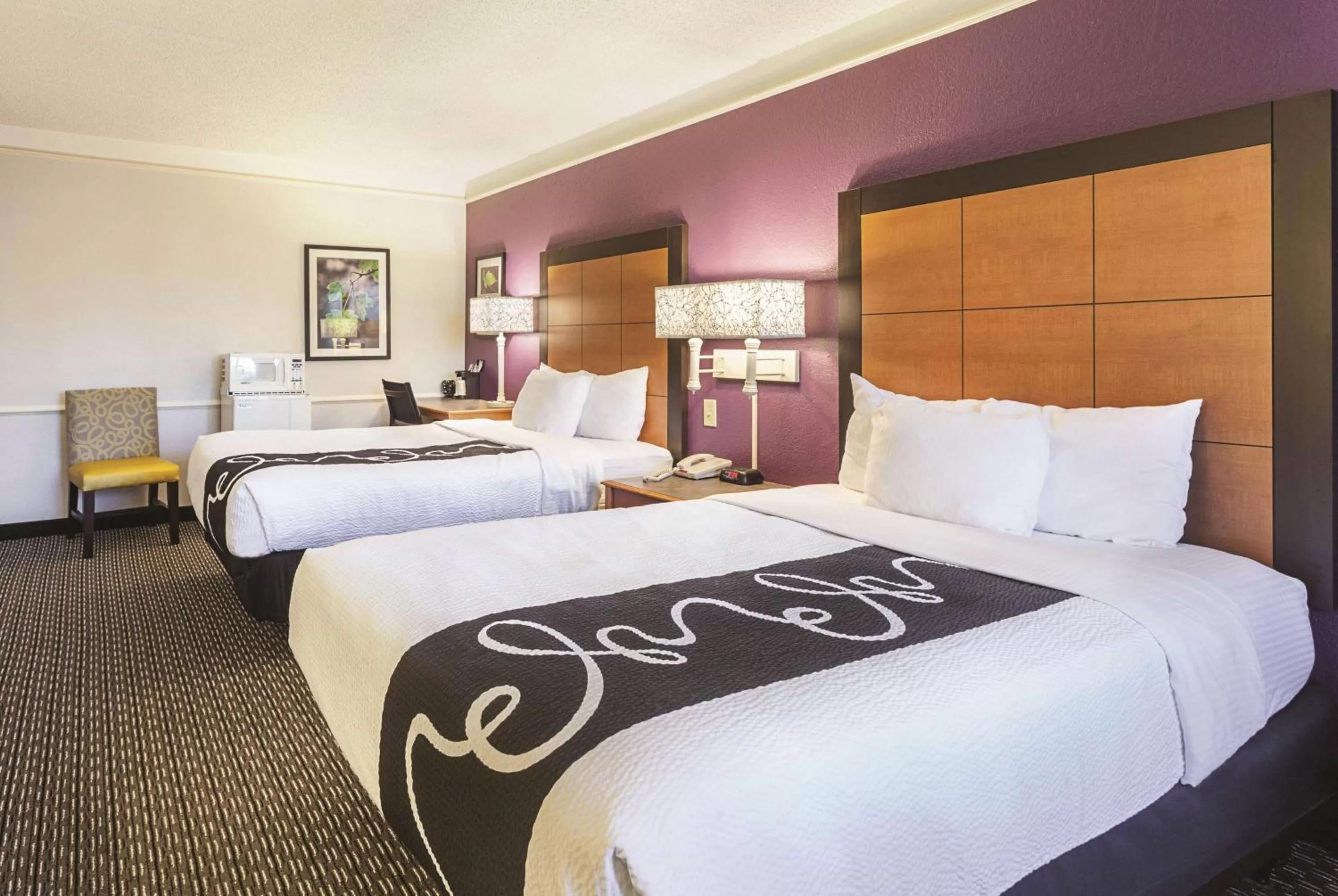 Bed in La Quinta Inn & Suites by Wyndham University Area Chapel Hill