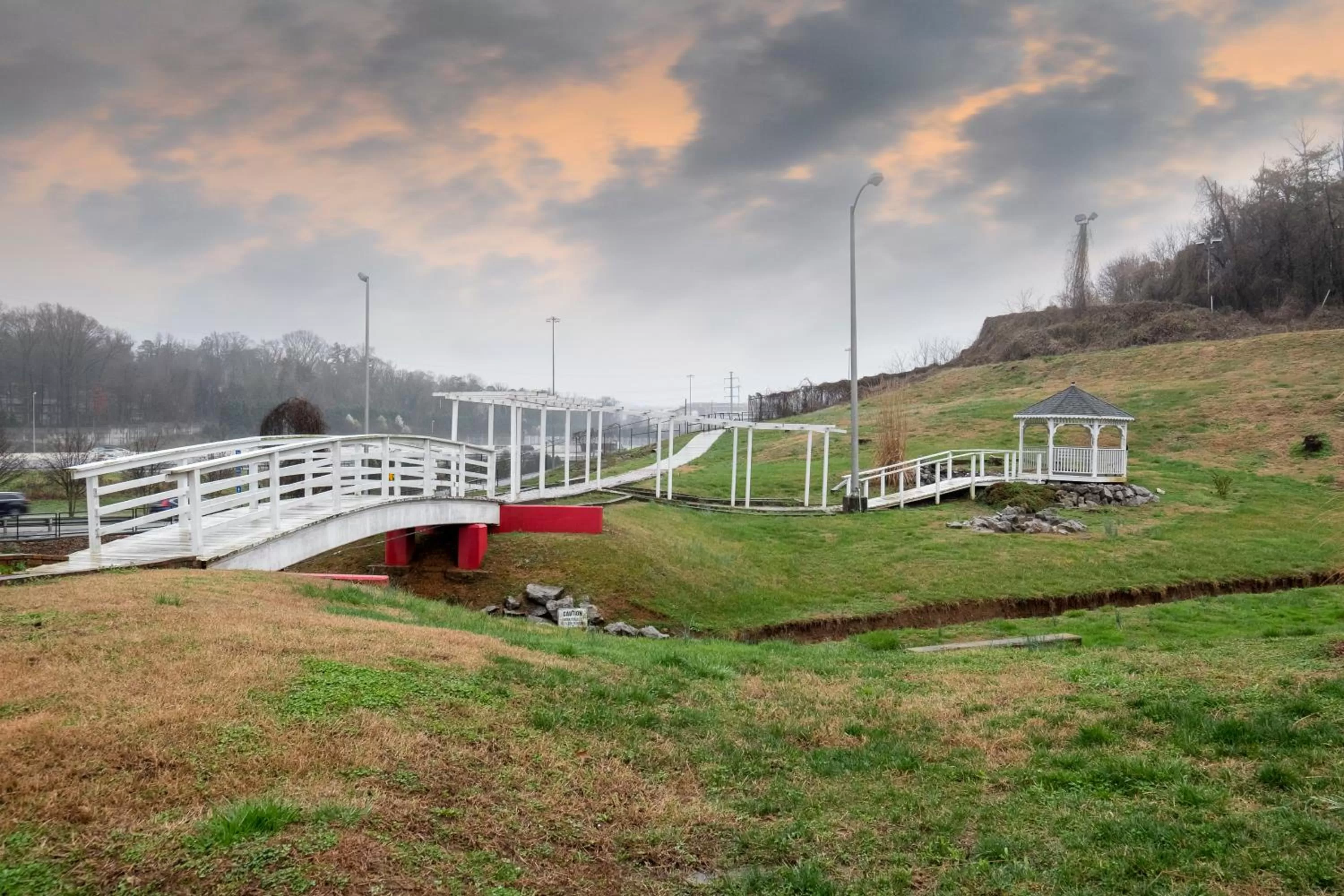 Inner courtyard view in Red Roof Inn Knoxville Central – Papermill Road