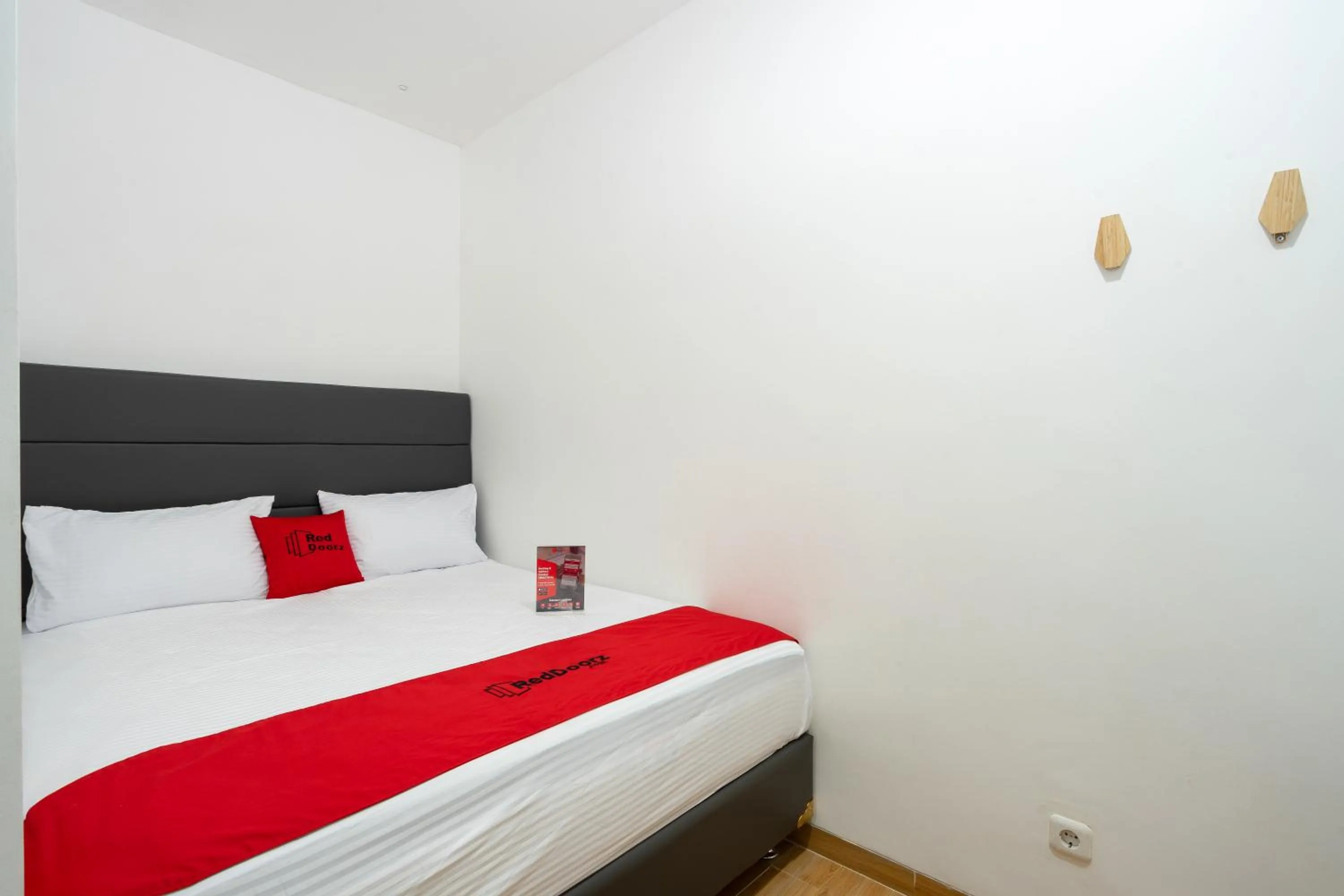 Bedroom, Bed in RedDoorz Plus @ Danau Sunter Utara