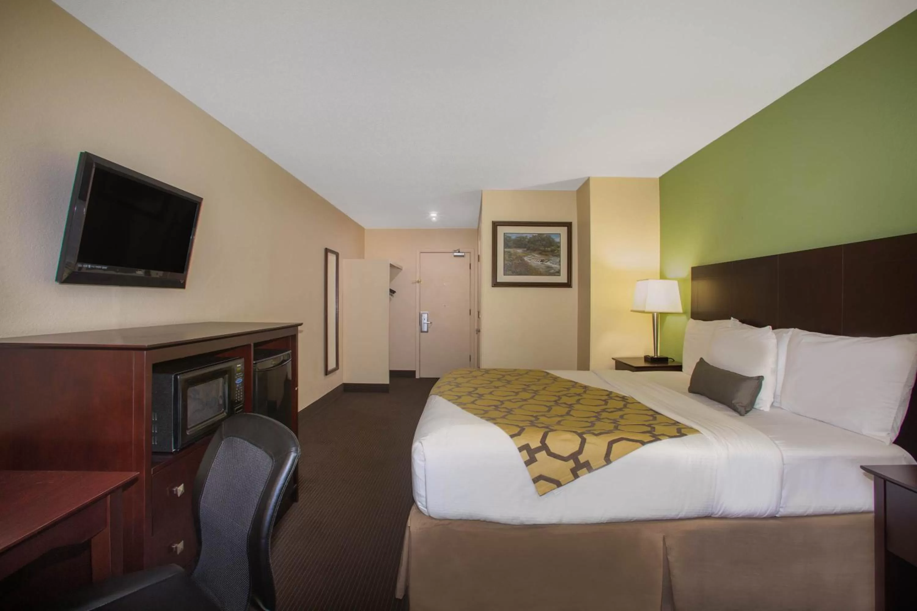 Photo of the whole room, Bed in Baymont by Wyndham Jefferson City