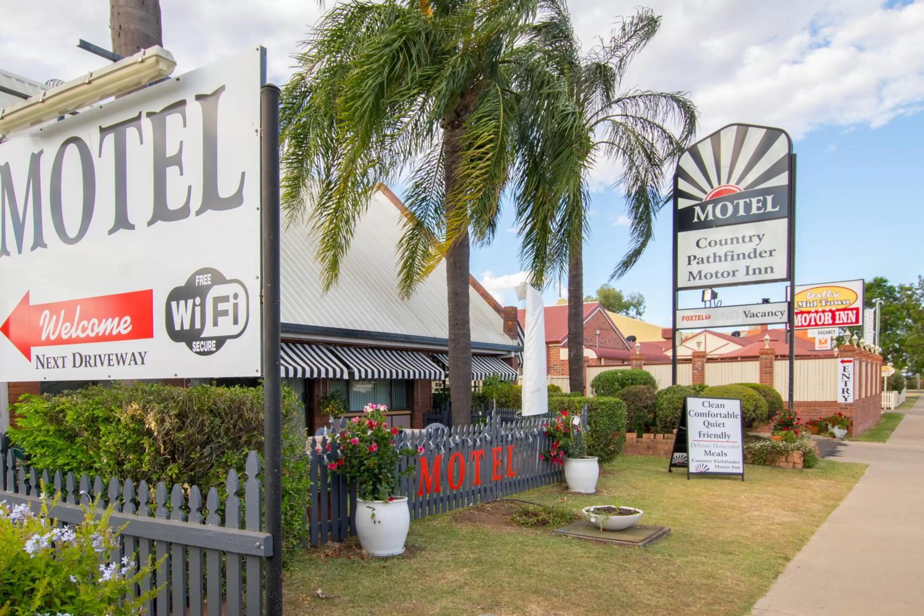 Property building in Country Pathfinder Motor Inn