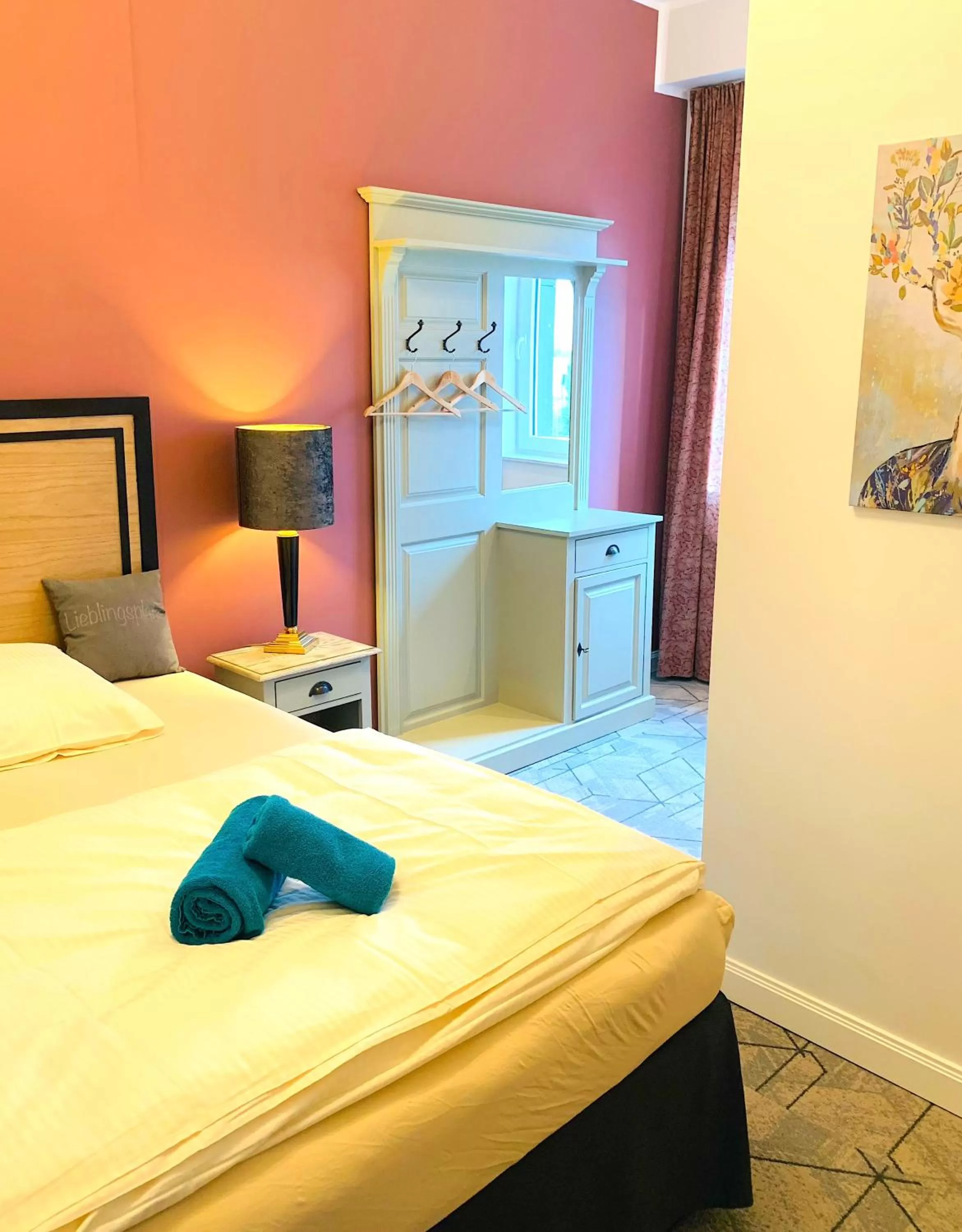 Bed in BESOTEL Mettmann