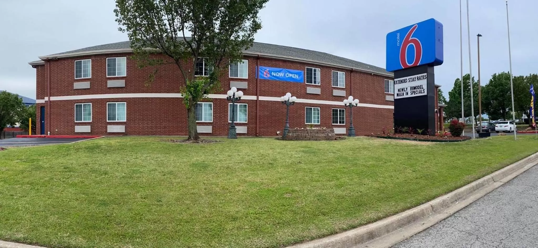 Property building in Motel 6 Tulsa, Ok - Central