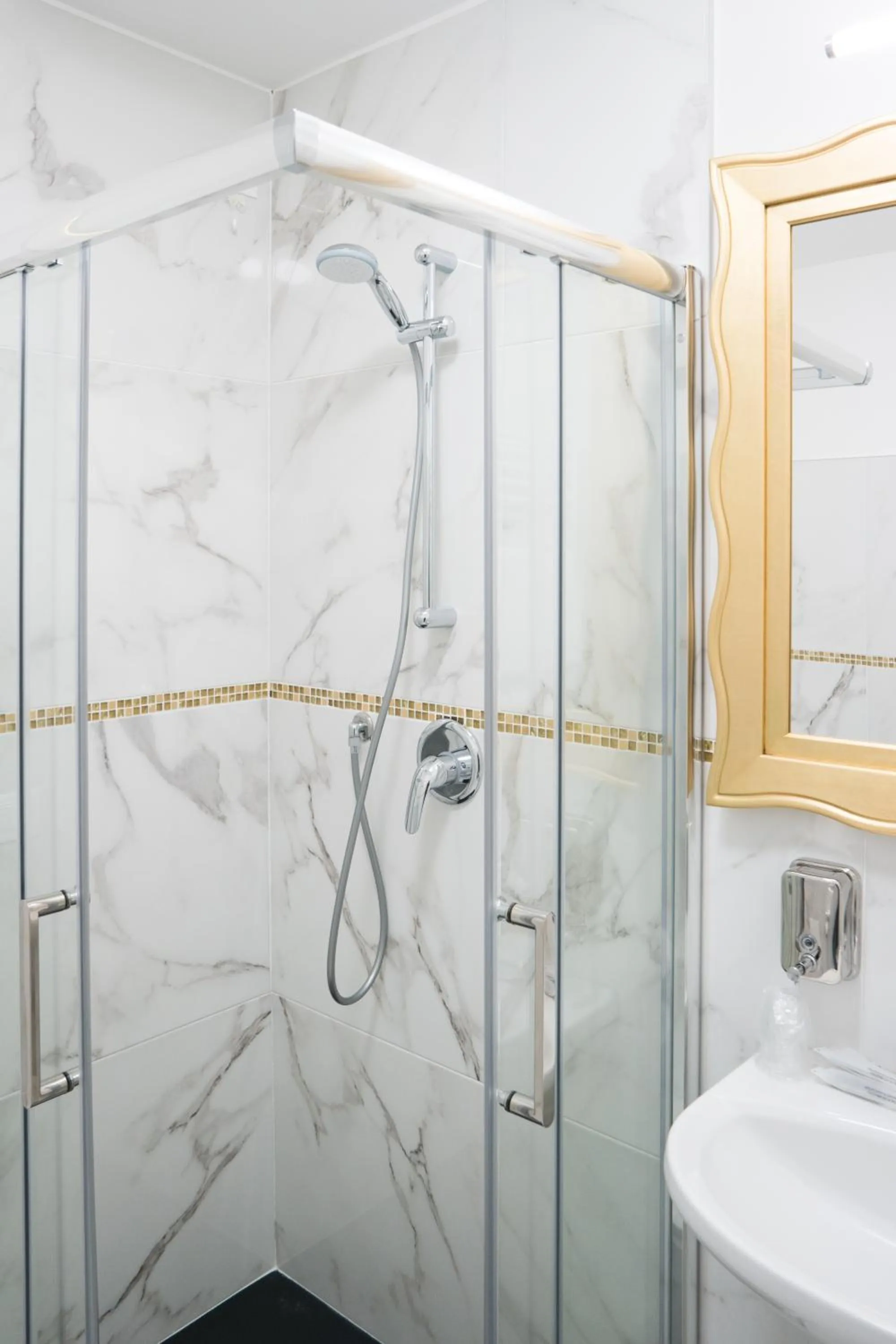 Bathroom in Guest House Train Station Venice - Atika & Atif