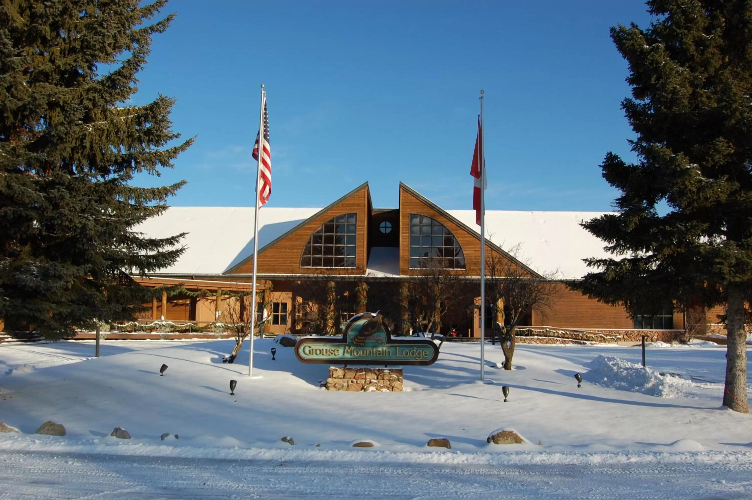 Facade/entrance in Grouse Mountain Lodge