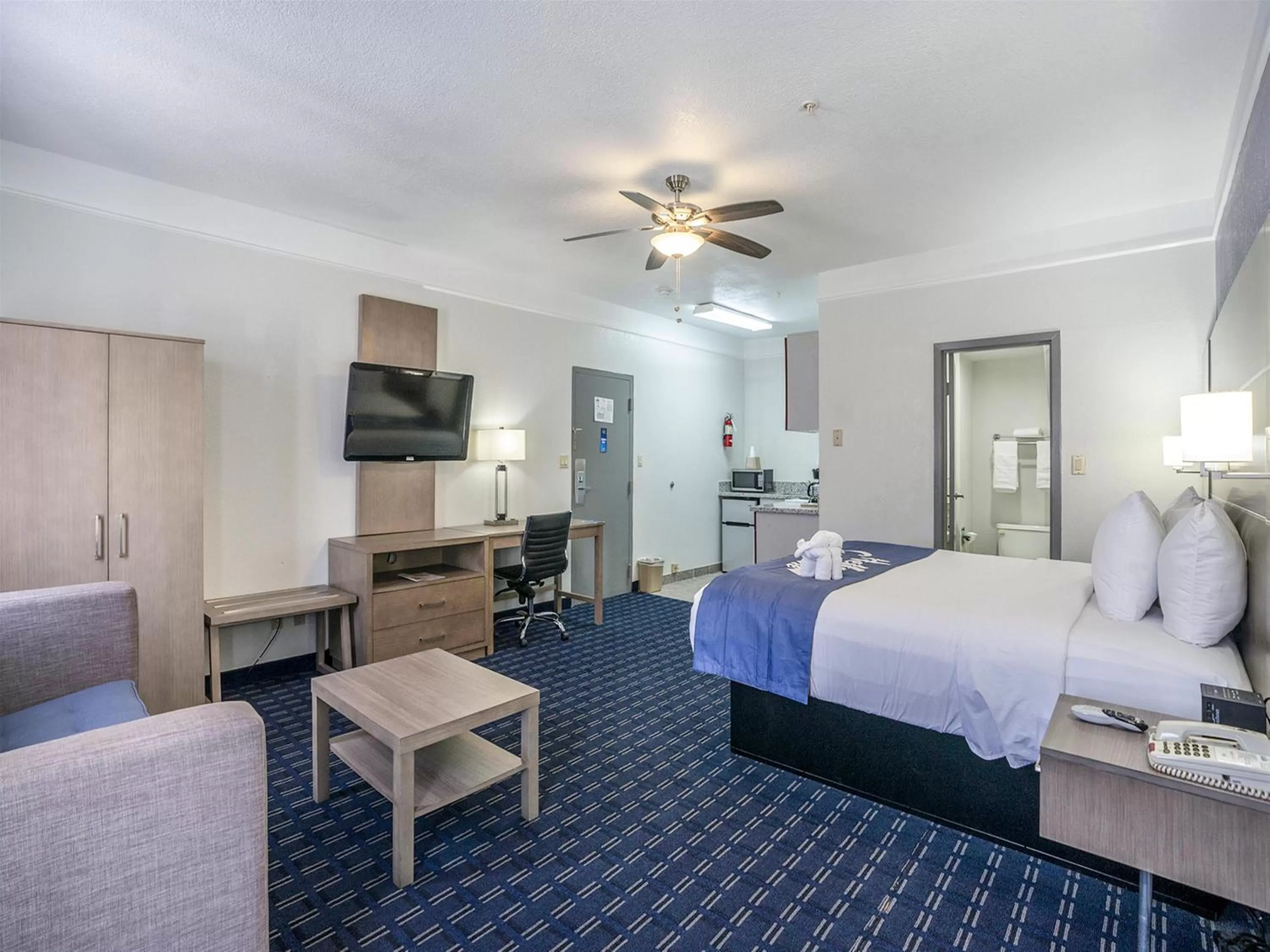 Bed in Days Inn & Suites by Wyndham Webster NASA-ClearLake-Houston