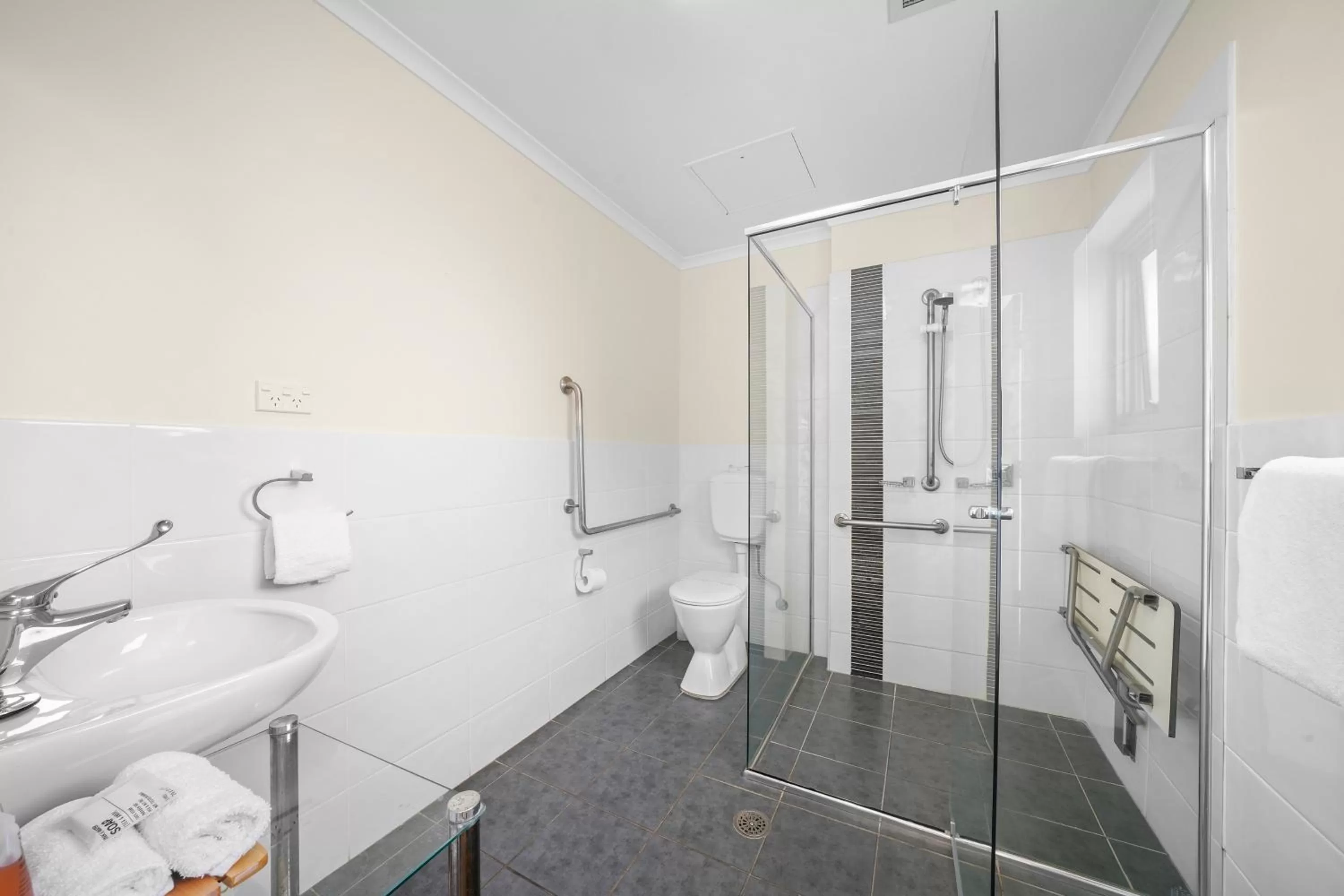 Shower in Macquarie Waters Boutique Apartment Hotel