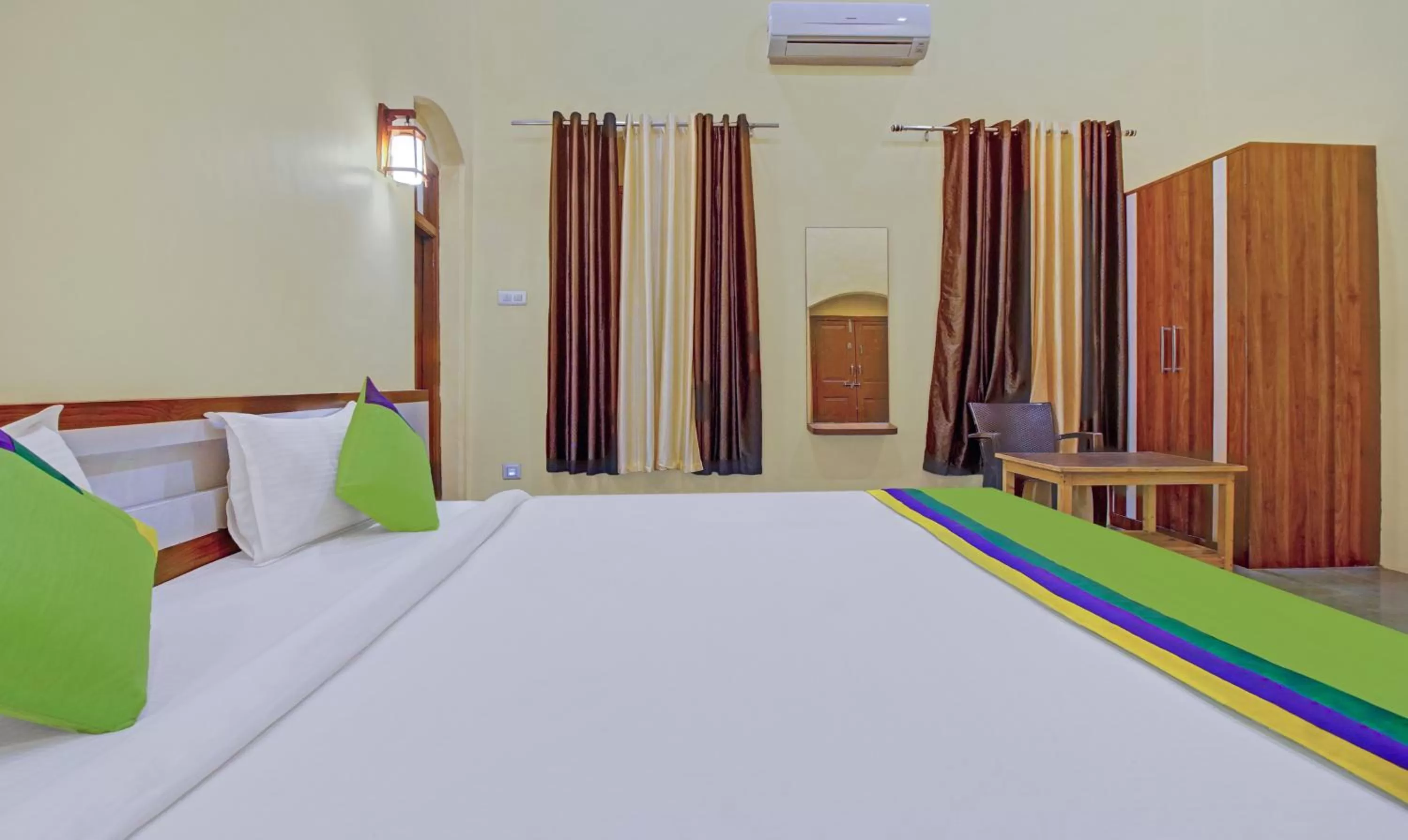 Bed in Treebo Trend Shalimar In The Forest Matheran