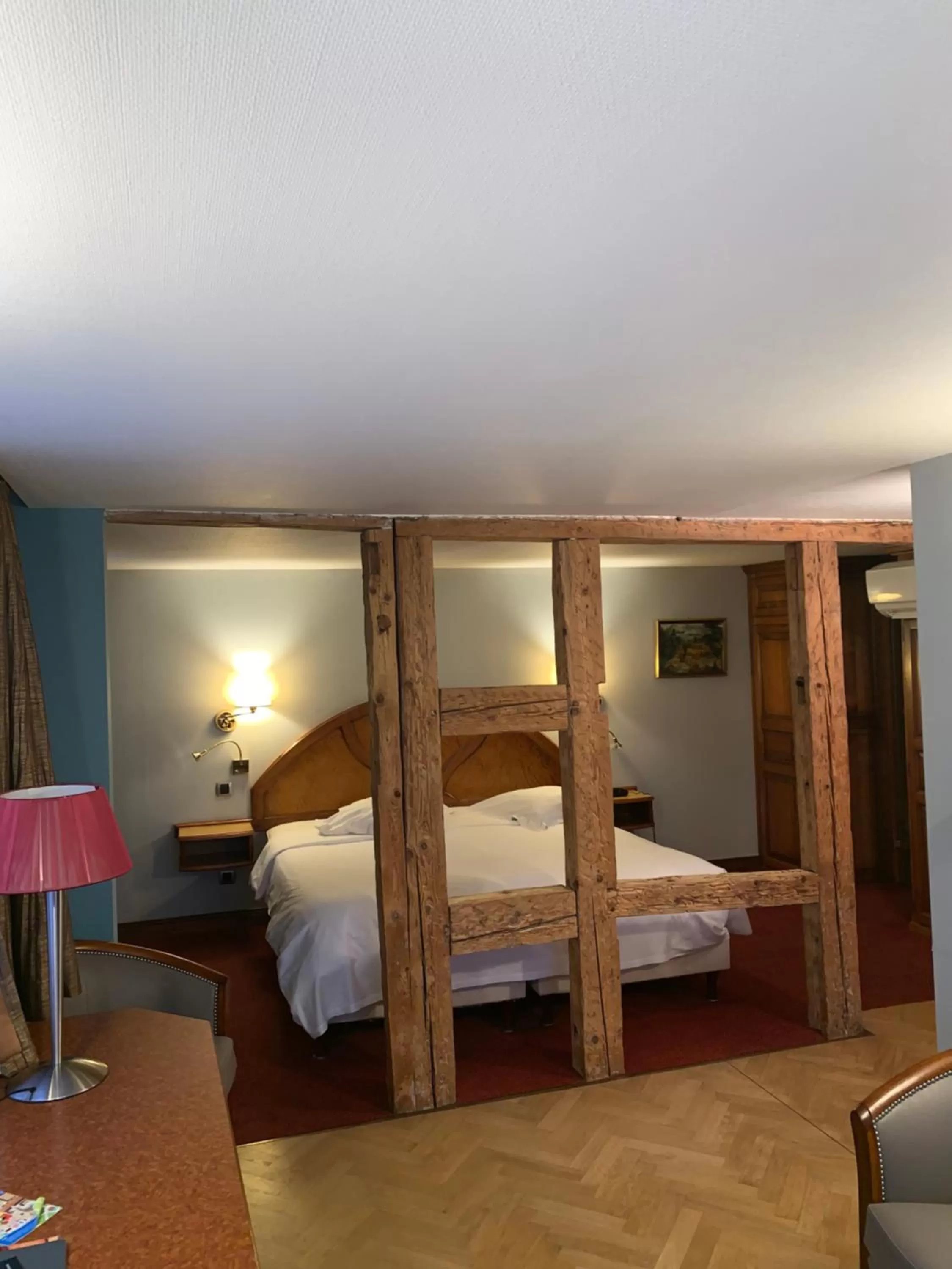 Property building, Bed in Logis Hôtel Restaurant Au Cerf d'Or