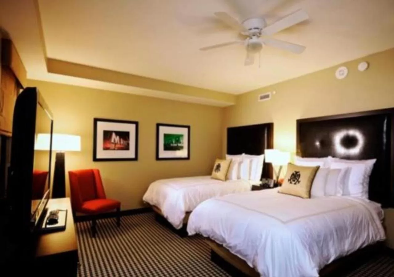 Bedroom, Bed in The Mayo Hotel