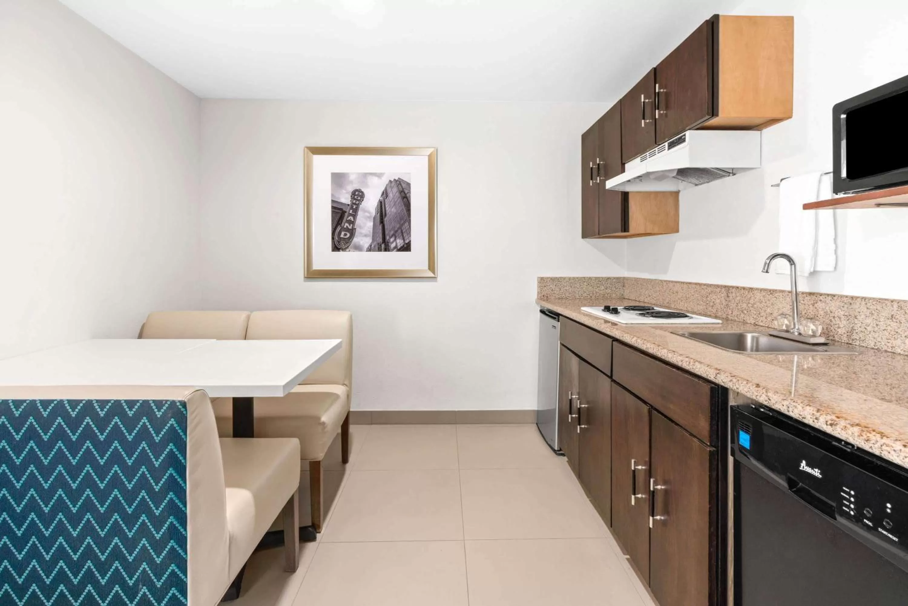 Kitchen or kitchenette in La Quinta by Wyndham Portland NW