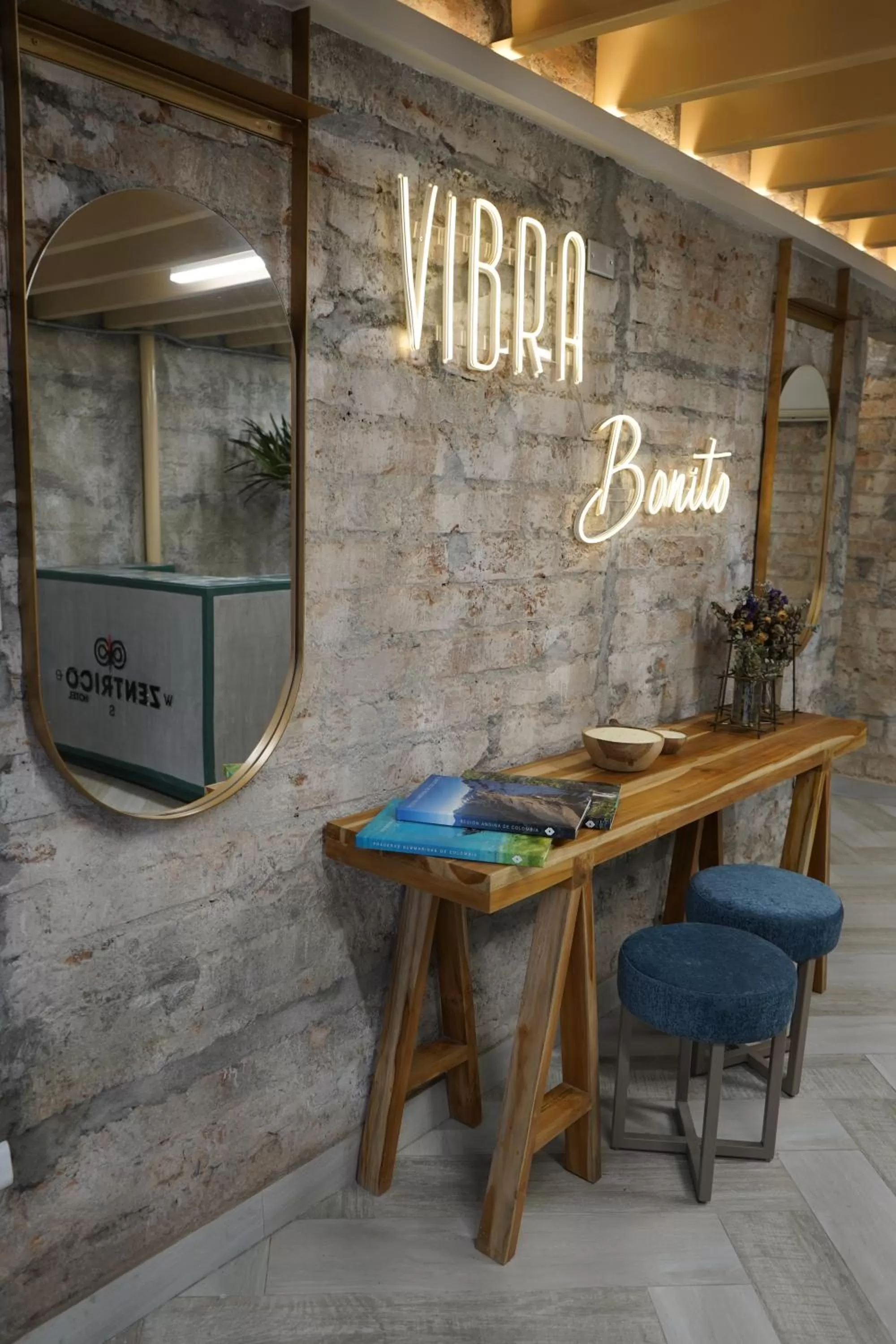 Text overlay in Zentrico Boutique