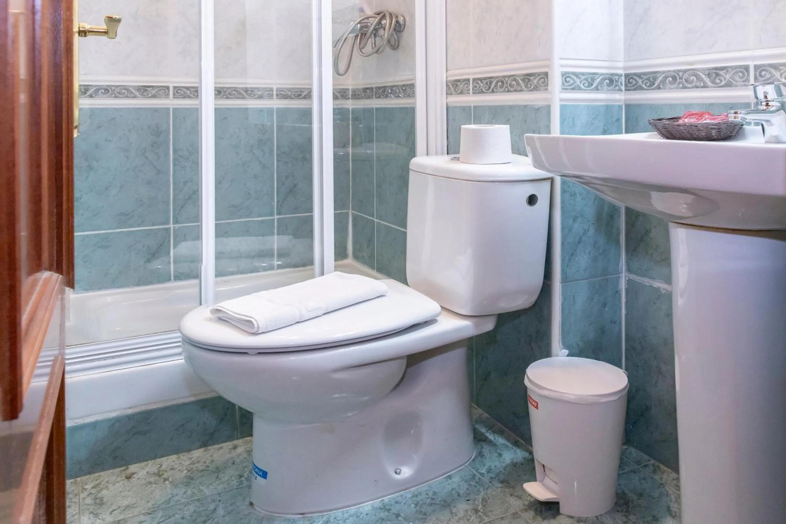 Bathroom in Hostal Tokio