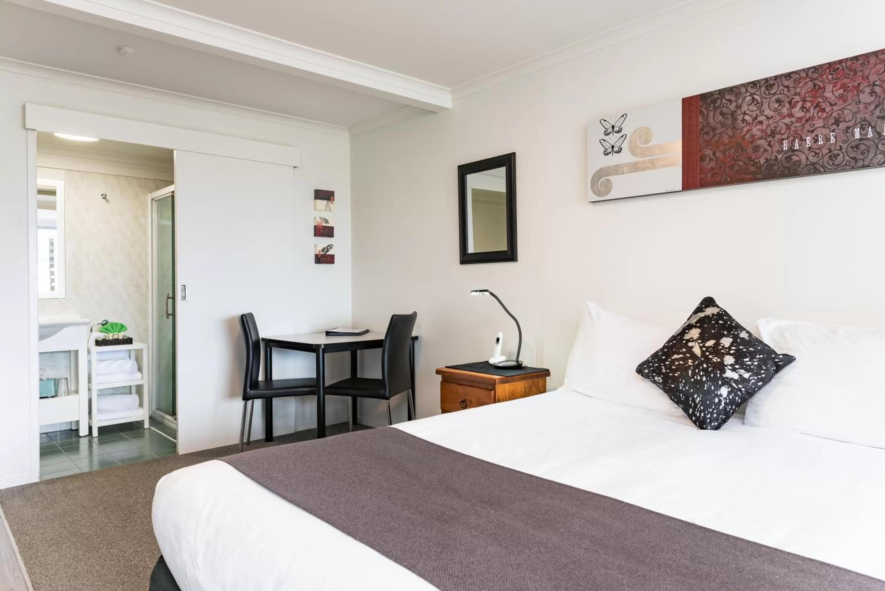 Photo of the whole room, Bed in Anchorage Motel