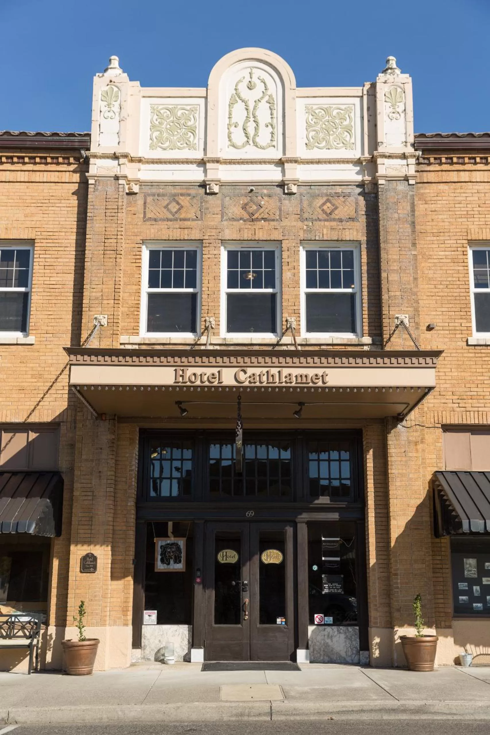 Facade/entrance in Hotel Cathlamet