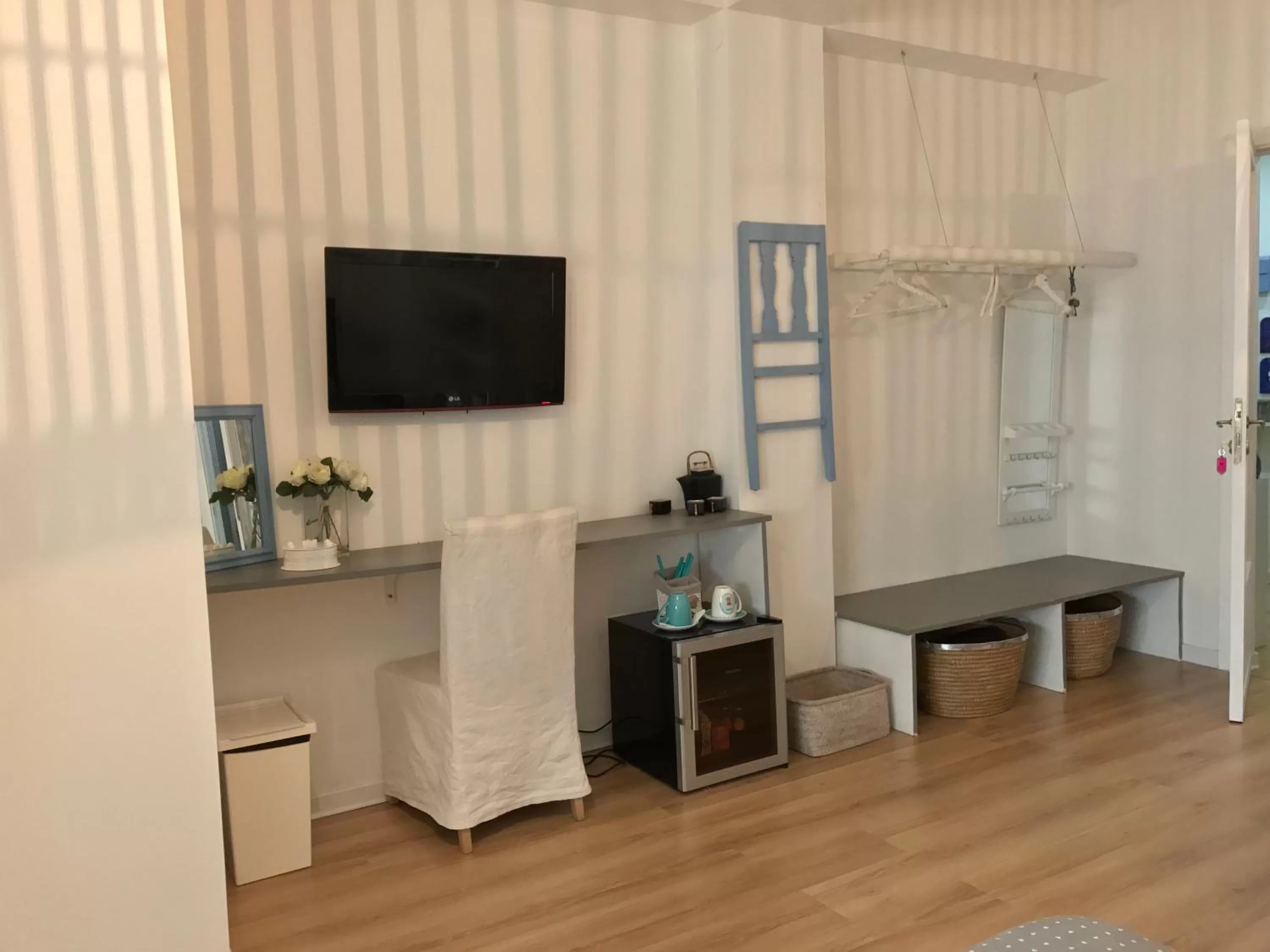 TV and multimedia, TV/Entertainment Center in RighePois