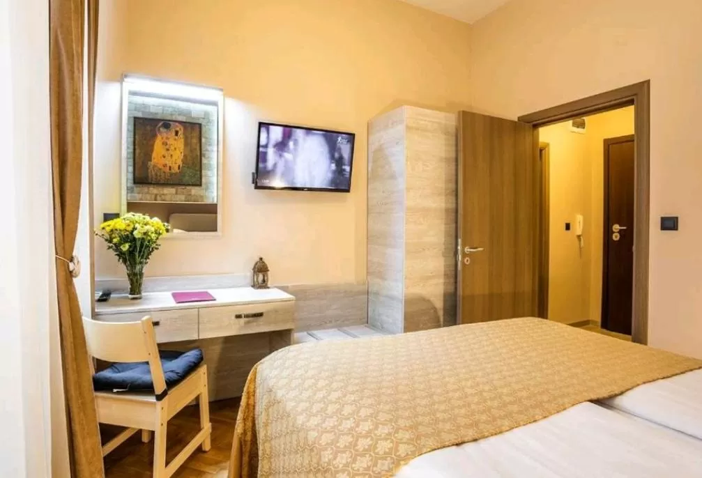 TV/Entertainment Center in Hotel Artist