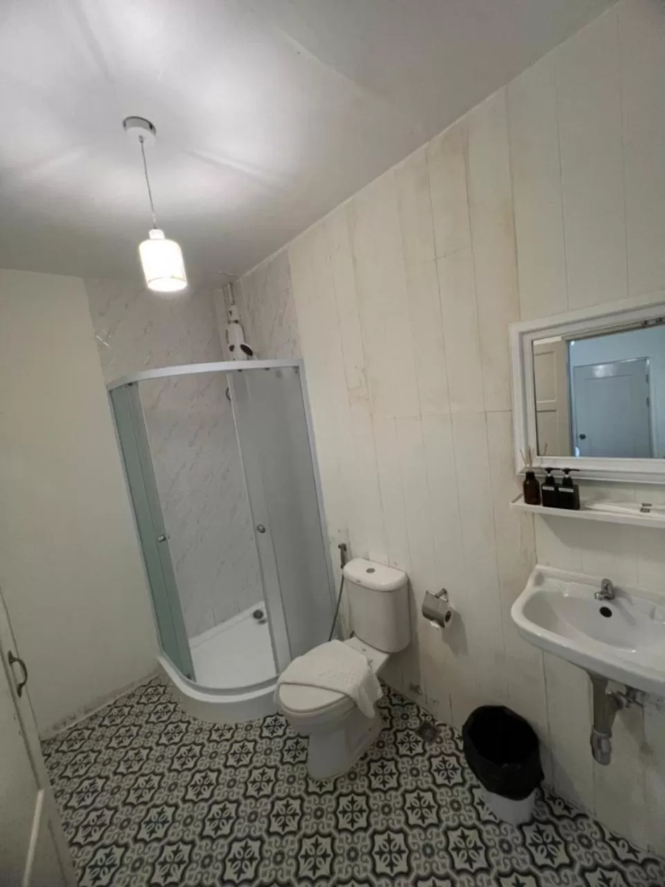 Bathroom in RoomQuest Rim Praya Dinsor Road