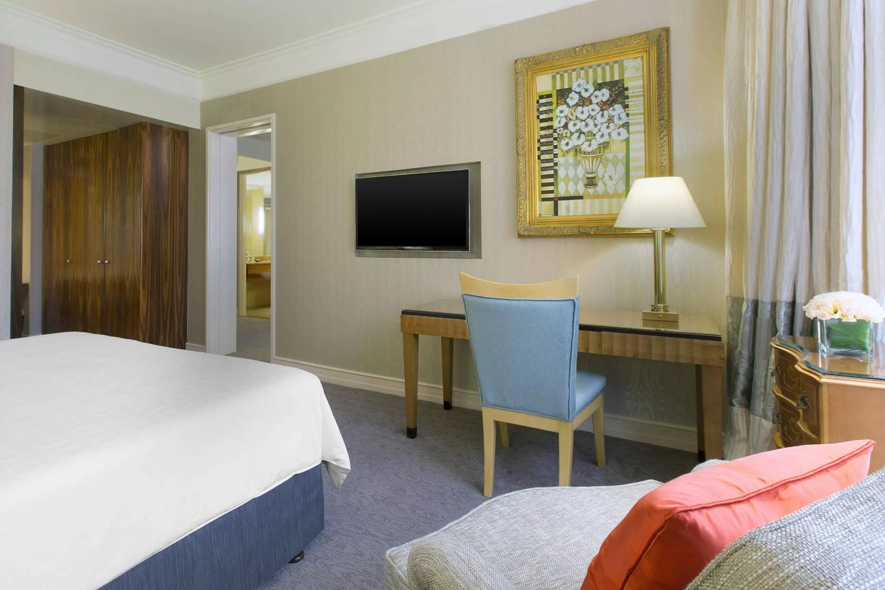 Bedroom, Bed in Sheraton Towers Singapore Hotel