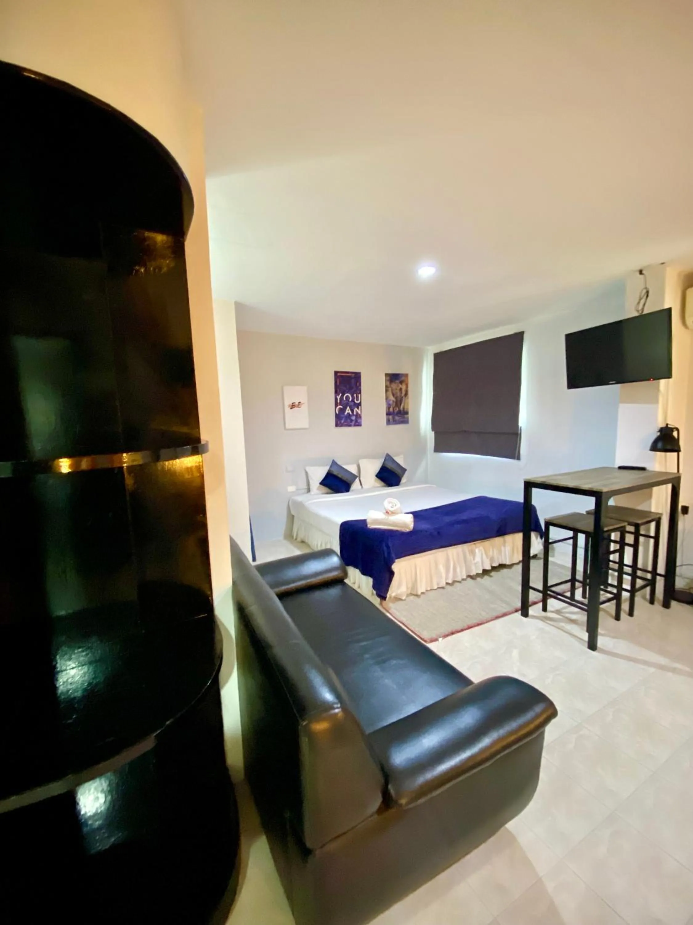 Communal lounge/ TV room in BH Baan Paradise Hotel Patong