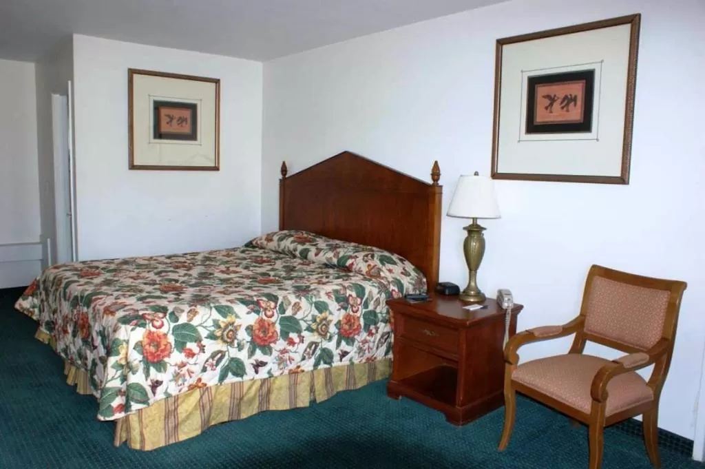 Bed in HWY Express Inn and Suites