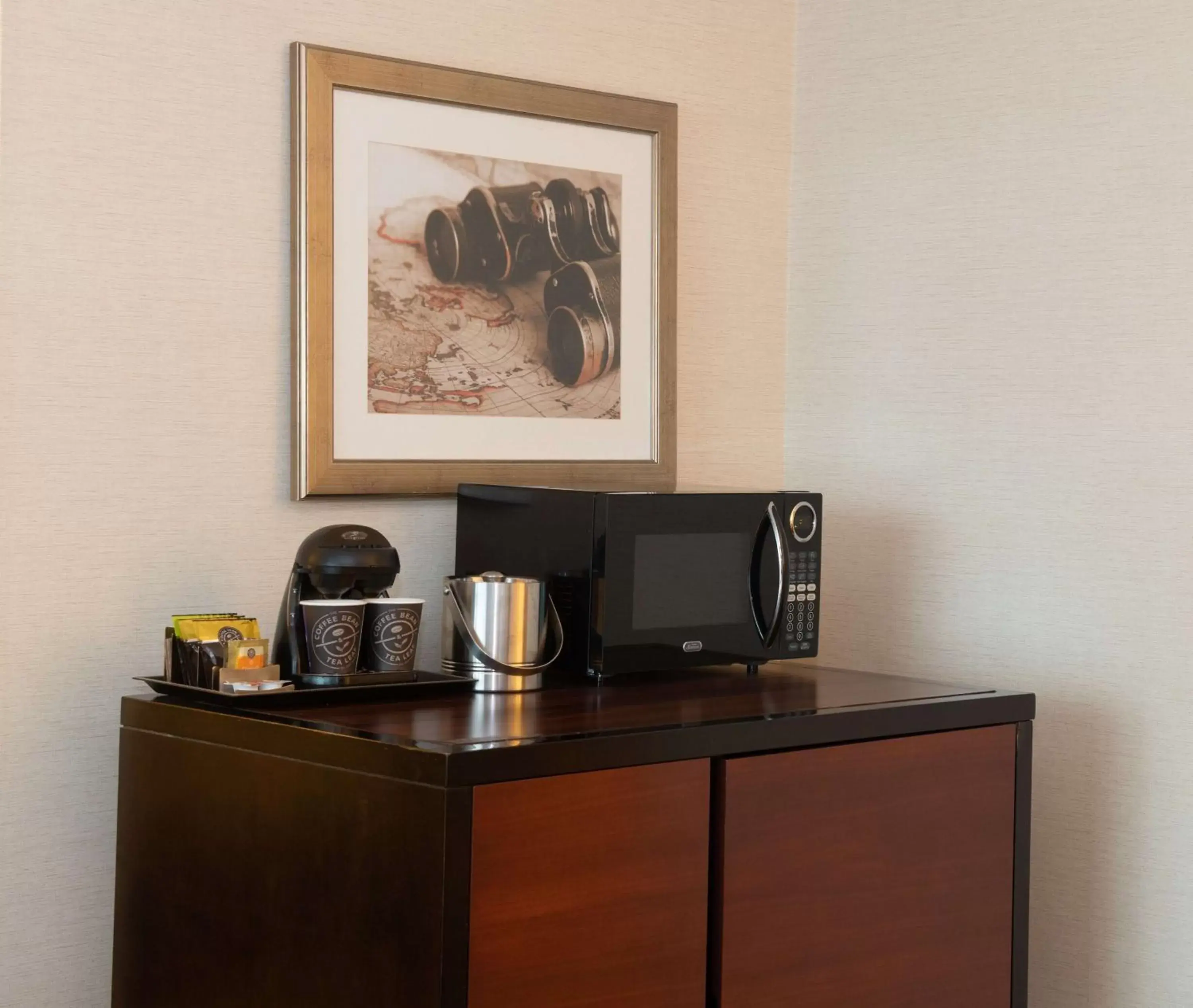 Deluxe King Suite - Non-Smoking in DoubleTree Hotel & Suites Charleston Airport Deluxe King Suite - Non-Smoking in DoubleTree Hotel & Suites Charleston Airport