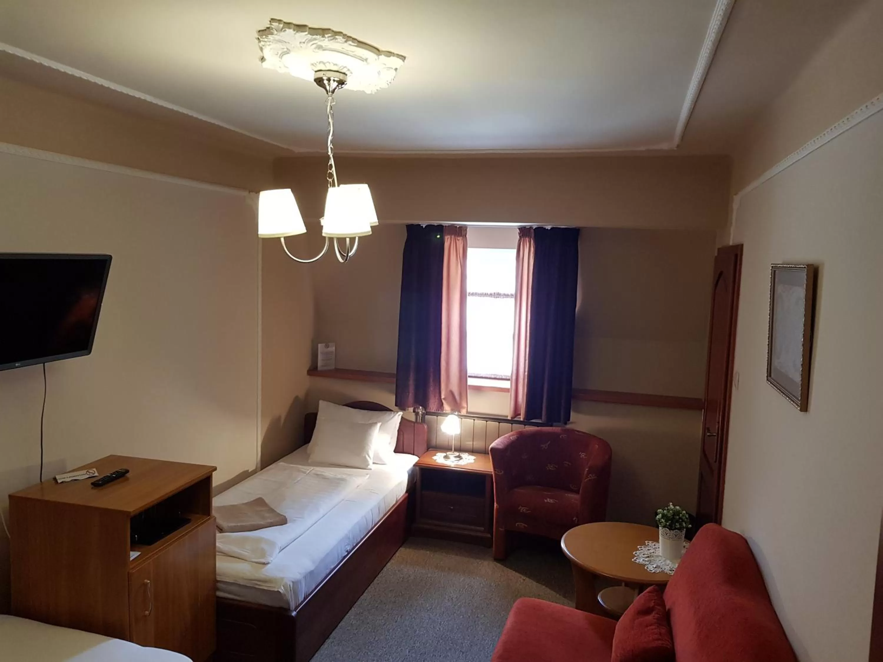 Photo of the whole room, Bed in Duna Panzió