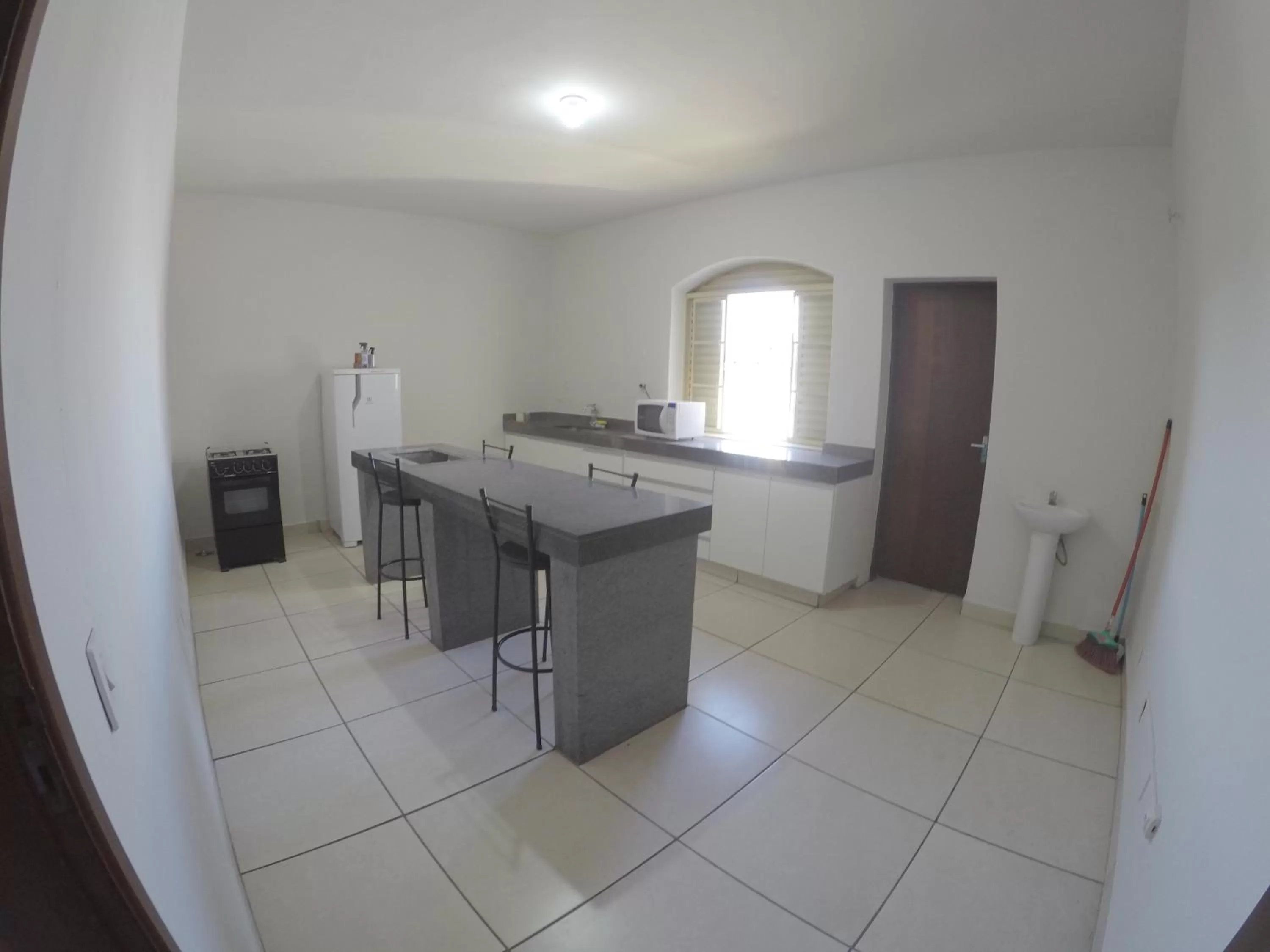 Communal kitchen in Quartos Delfim Moreira