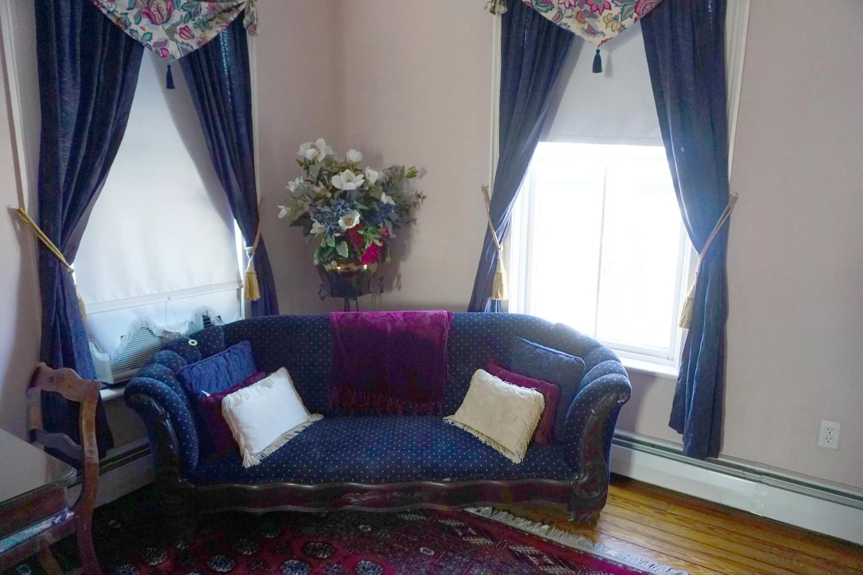 Seating area in Stay Saratoga