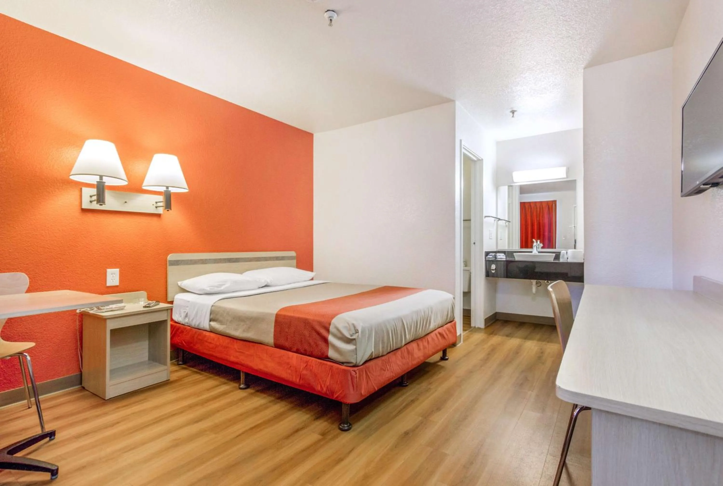 TV and multimedia, Bed in Motel 6-Phoenix, AZ - West